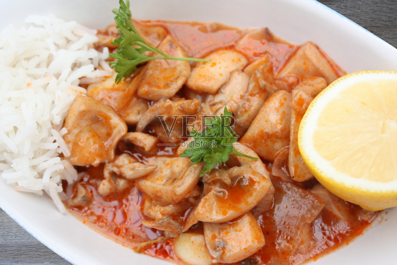 用Armorican酱汁烹制的墨鱼配印度香米照片摄影图片