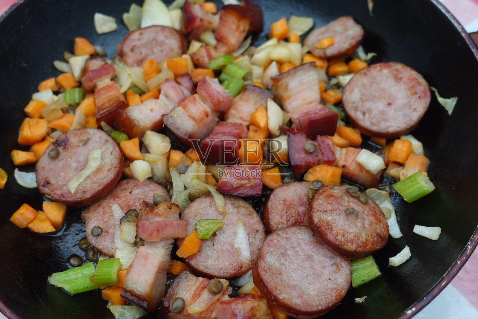 Morteau香肠，肉，猪肉，各种蔬菜，棕色的部分，准备烹饪绿色小扁豆照片摄影图片