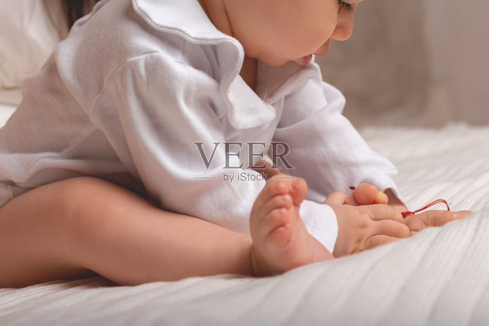 小女孩在玩红线照片摄影图片