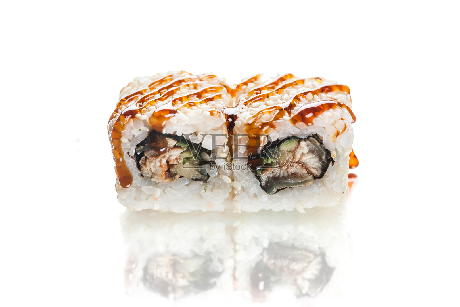 两片寿司卷与鳗鱼孤立在白色背景与反射照片摄影图片