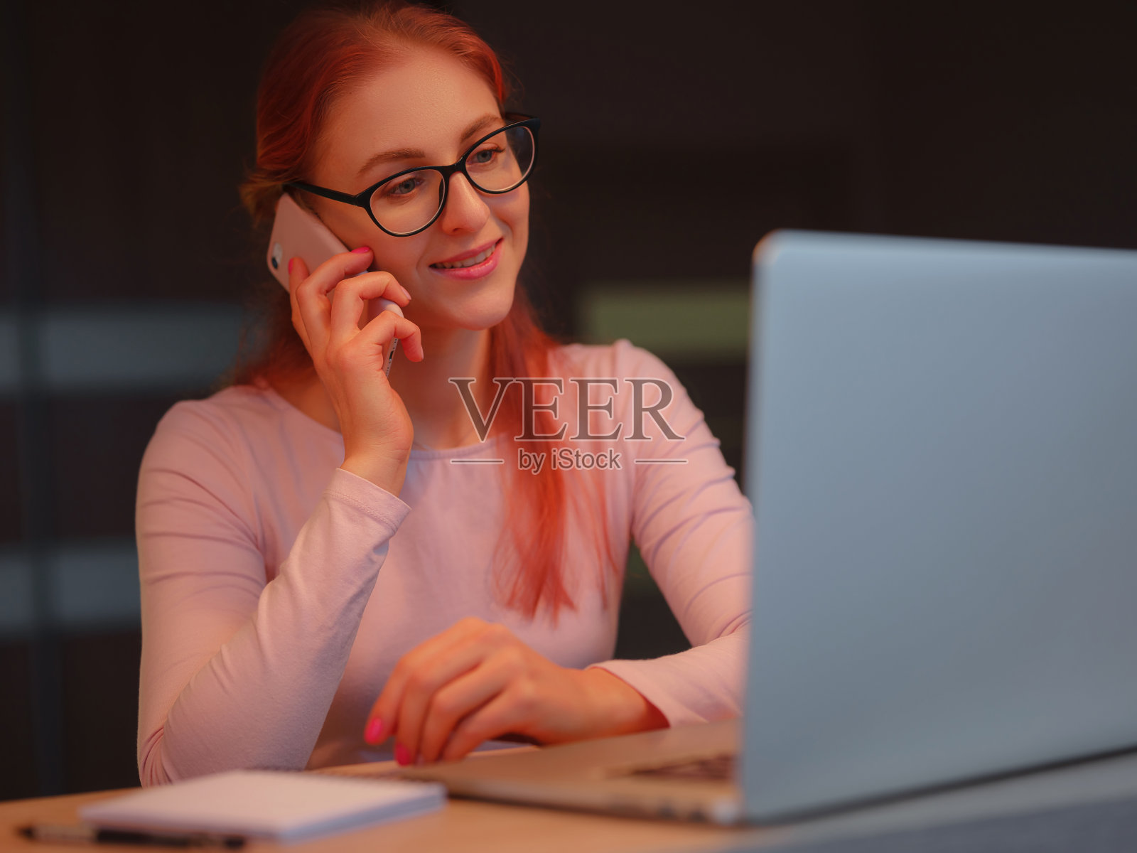 愉快快乐的年轻女性自由职业者在家工作照片摄影图片