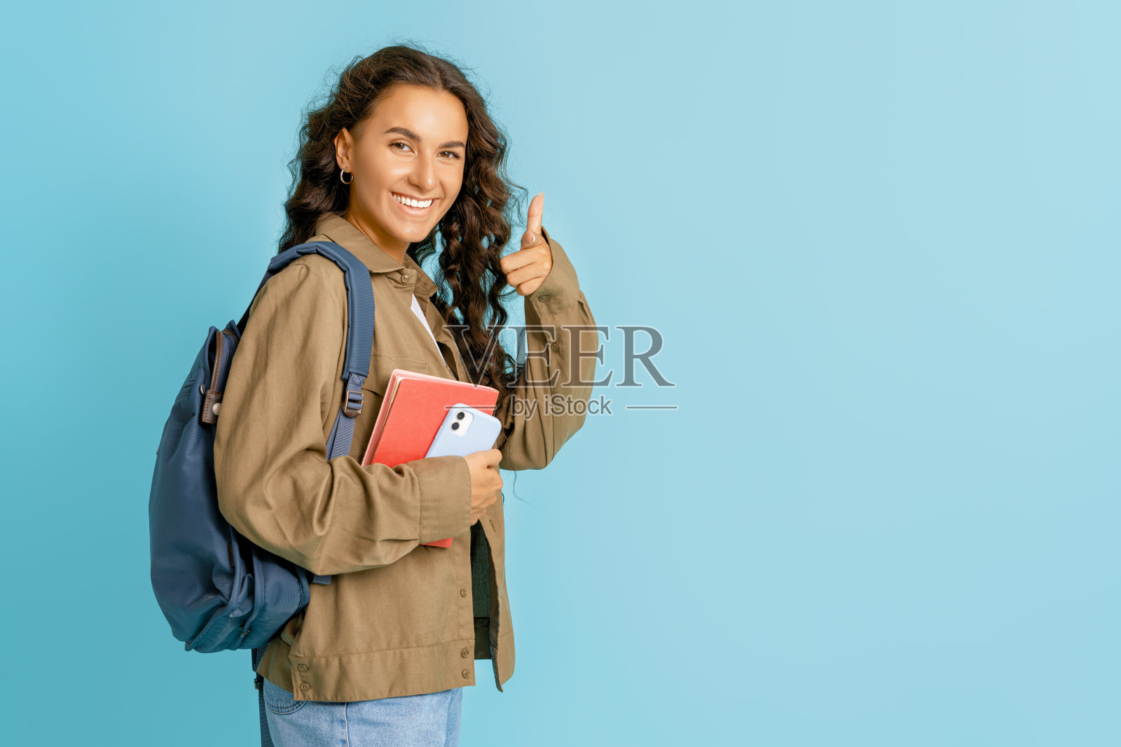 年轻女子在明亮的颜色背景照片摄影图片