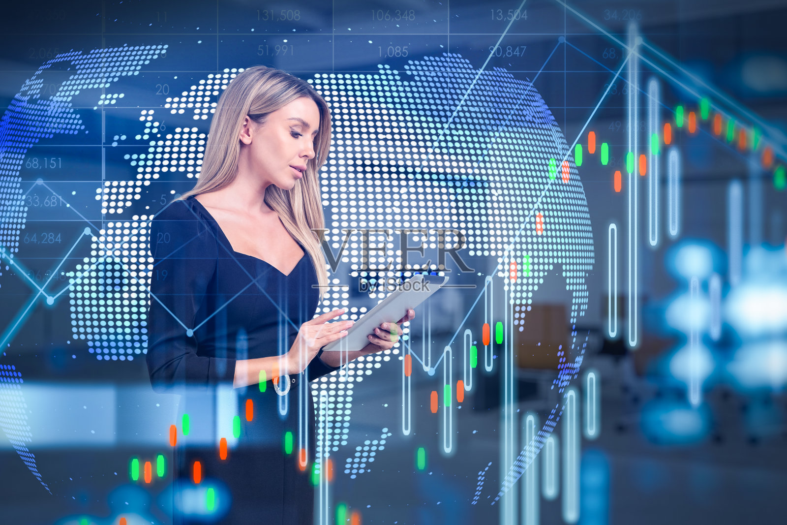 穿着正装的年轻迷人的女商人正在平板电脑上工作照片摄影图片