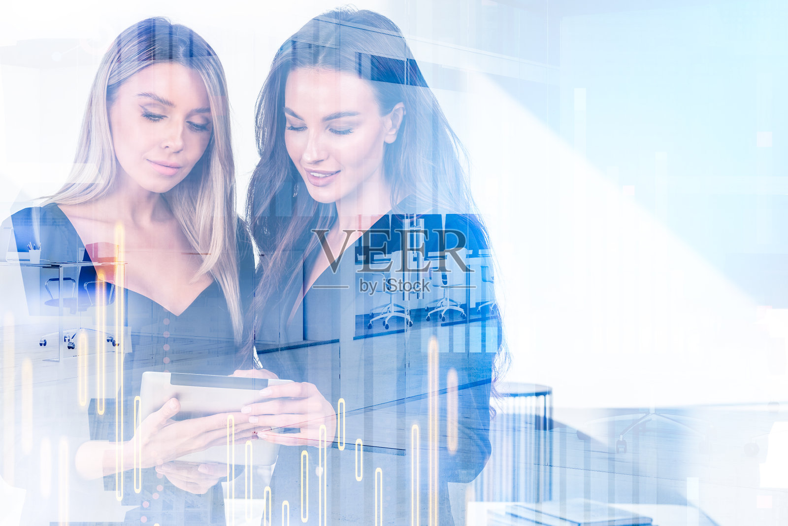 商业女性在一起使用平板电脑、财务分析和共同工作照片摄影图片