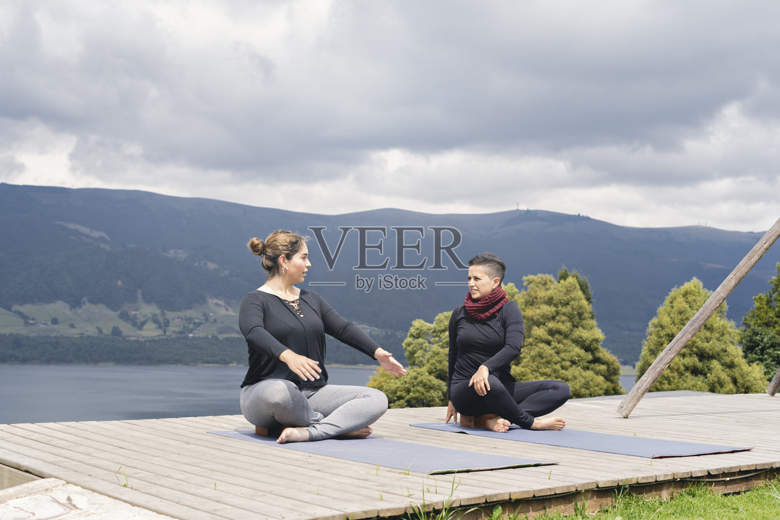 赤脚女人在山上的户外做瑜伽照片摄影图片