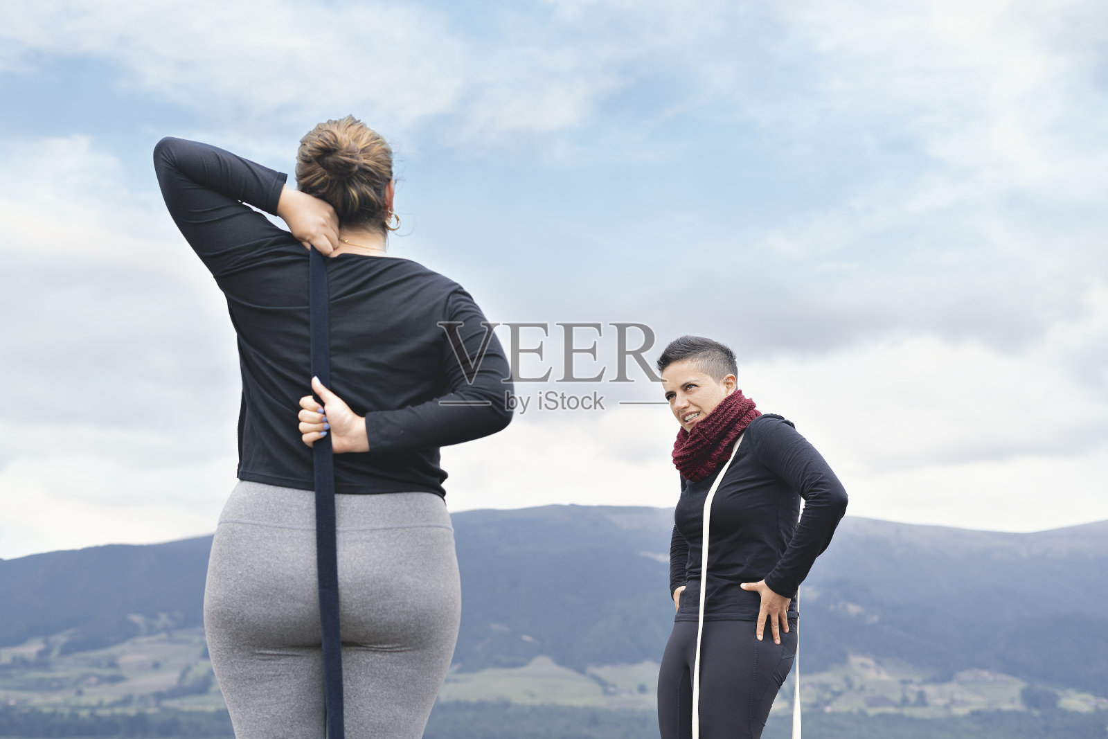 赤脚女人在山上的户外做瑜伽照片摄影图片