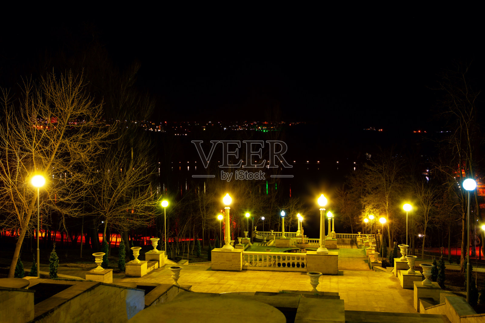 公园内灯光明亮的楼梯照片摄影图片