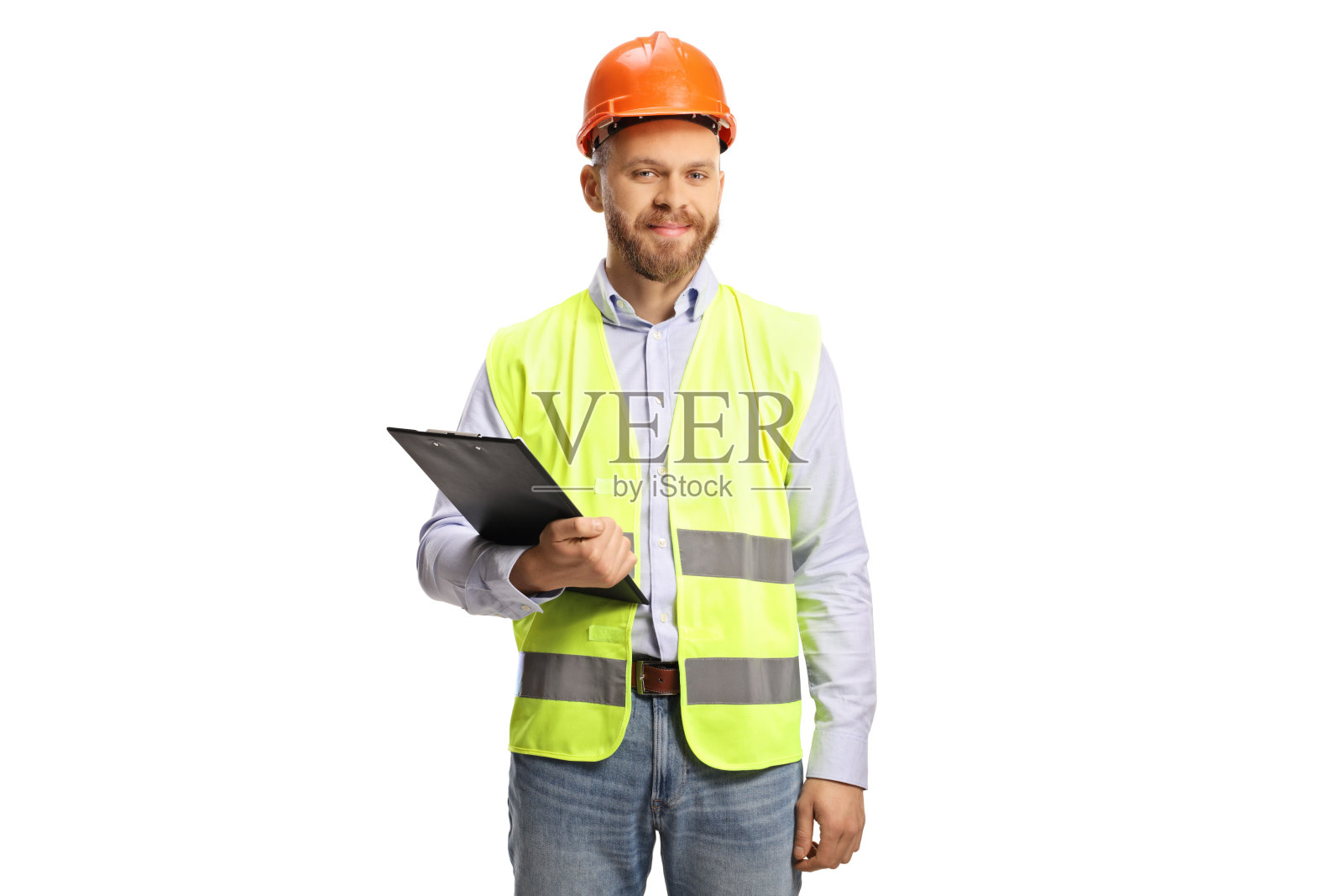 年轻的男工程师，戴着安全帽，拿着写字板照片摄影图片