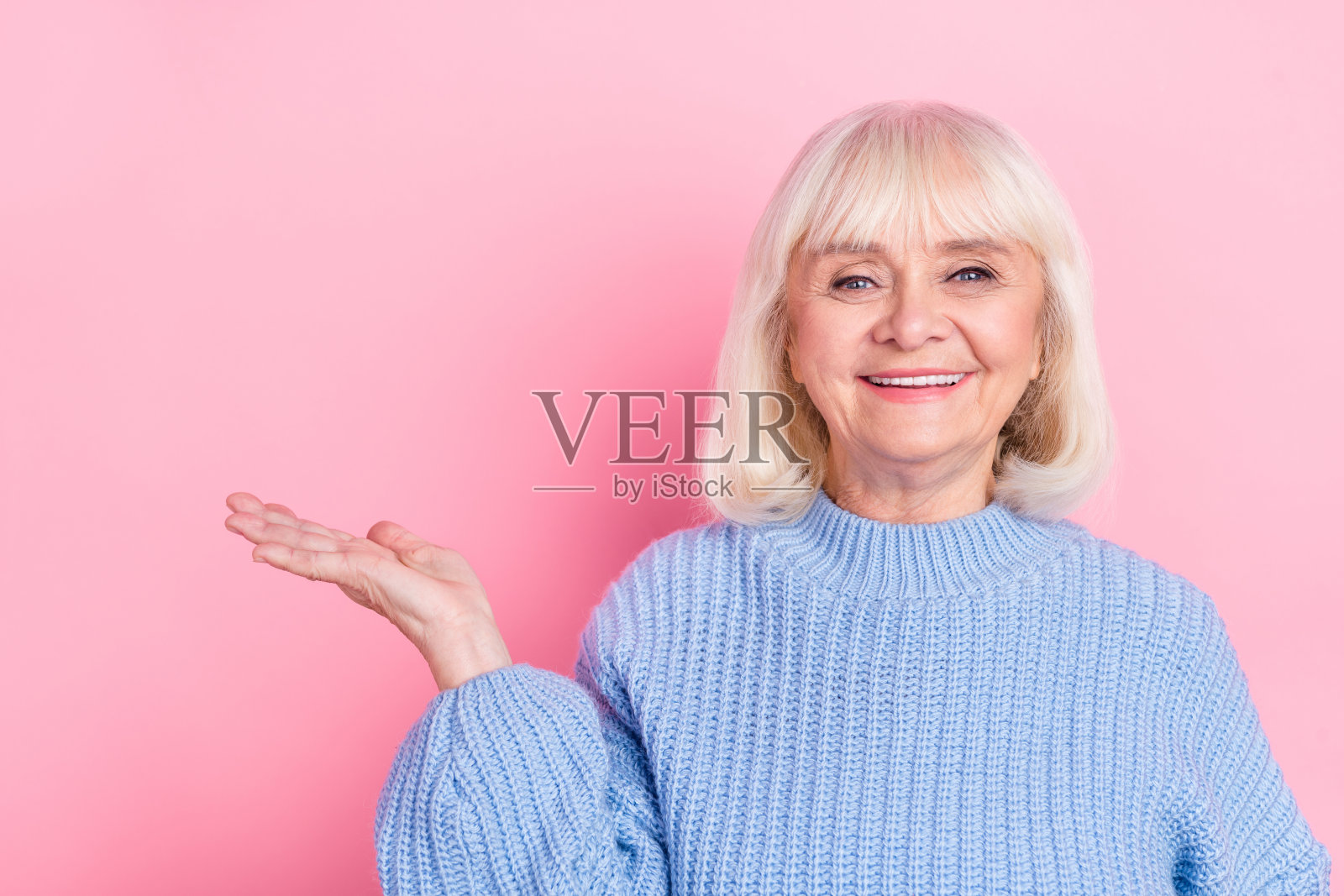 成熟女士的照片目前产品折扣推荐建议主张孤立在粉红色背景照片摄影图片