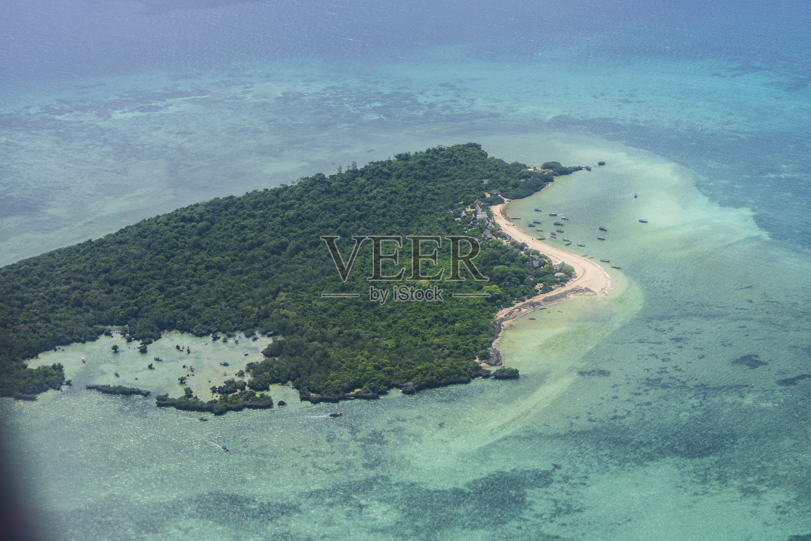 鸟瞰桑给巴尔岛。照片摄影图片