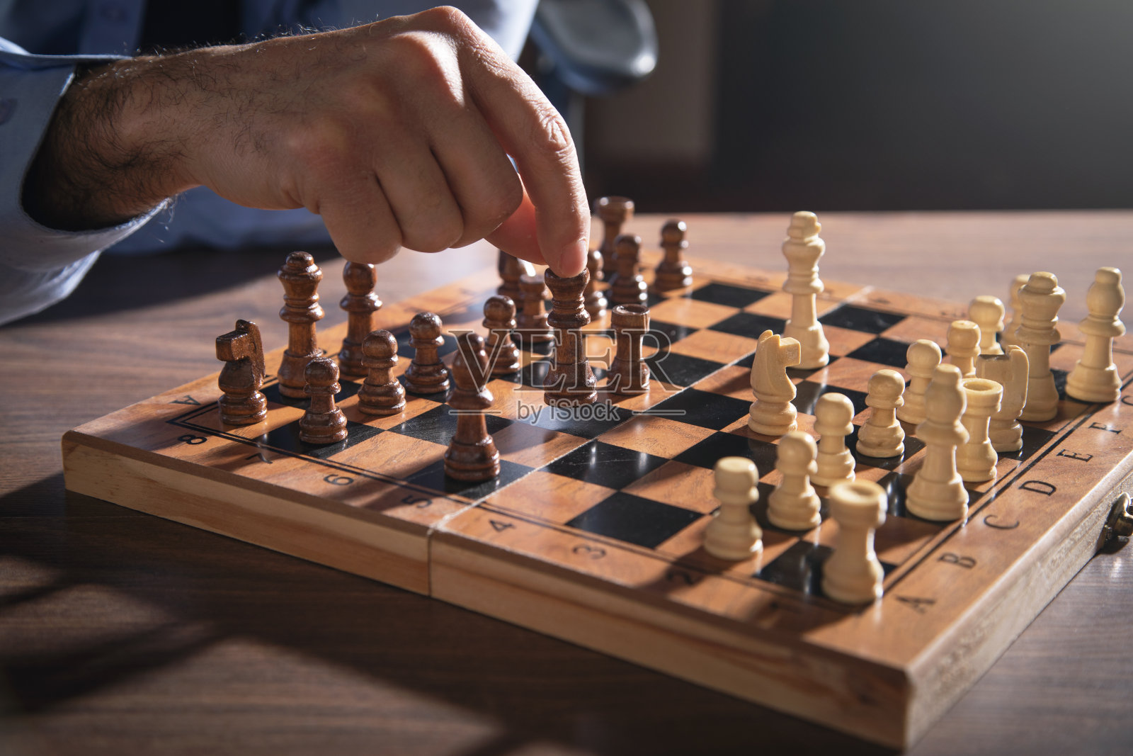 白种人在下棋。照片摄影图片