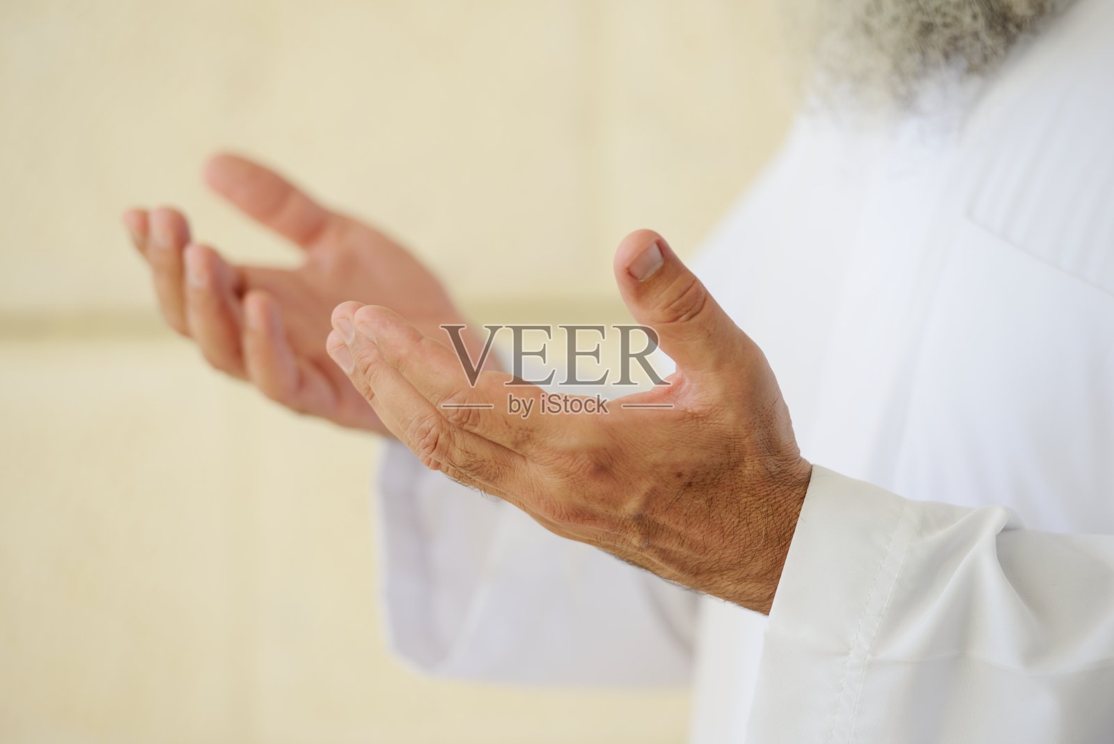 活跃的阿拉伯人在现实生活中摆姿势照片摄影图片