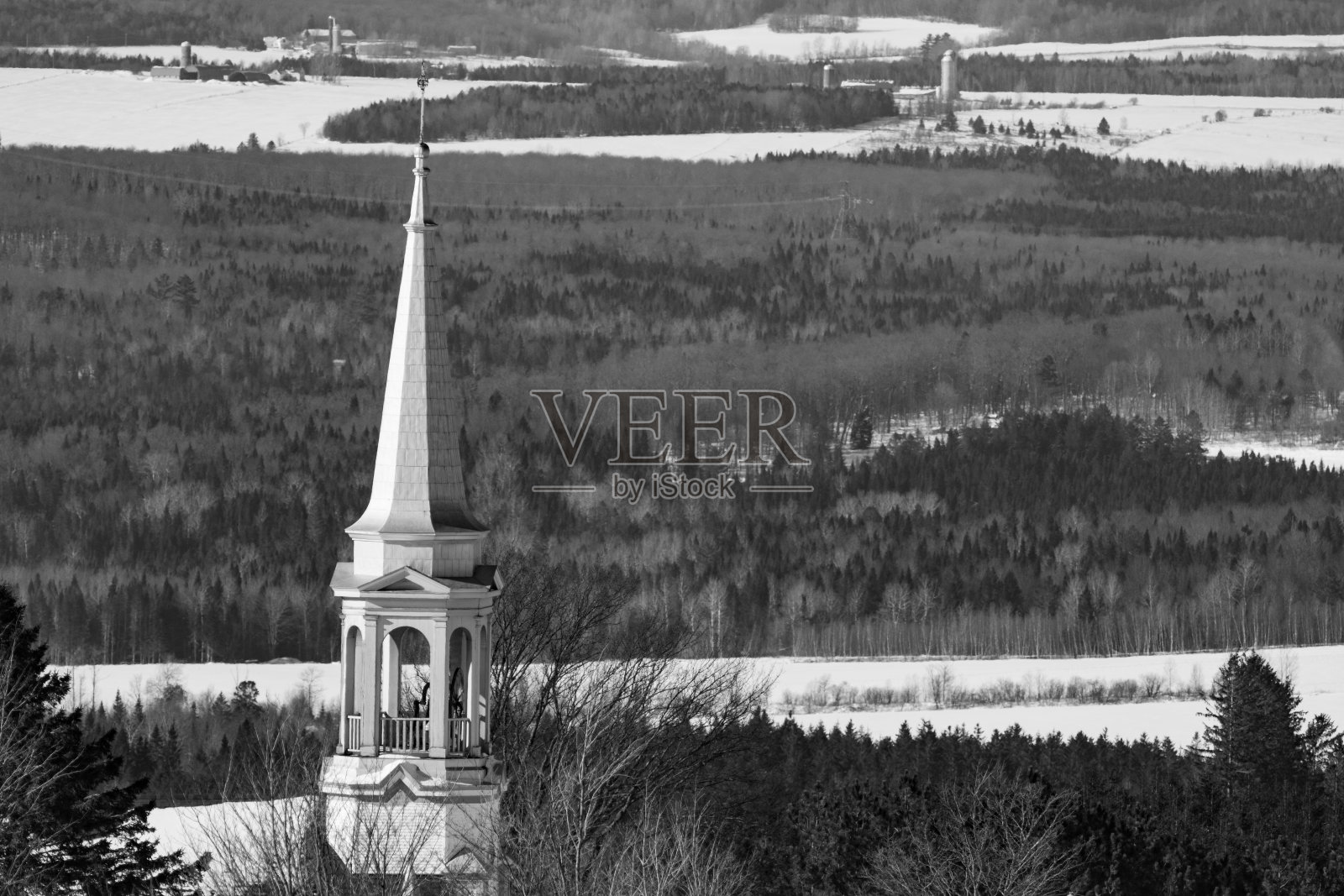 冬天的风景和漂亮的教堂。照片摄影图片