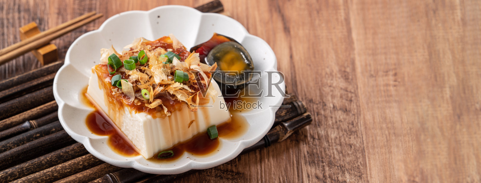 美味的冰镇豆腐、皮蛋、酱油、鲣鱼片。照片摄影图片