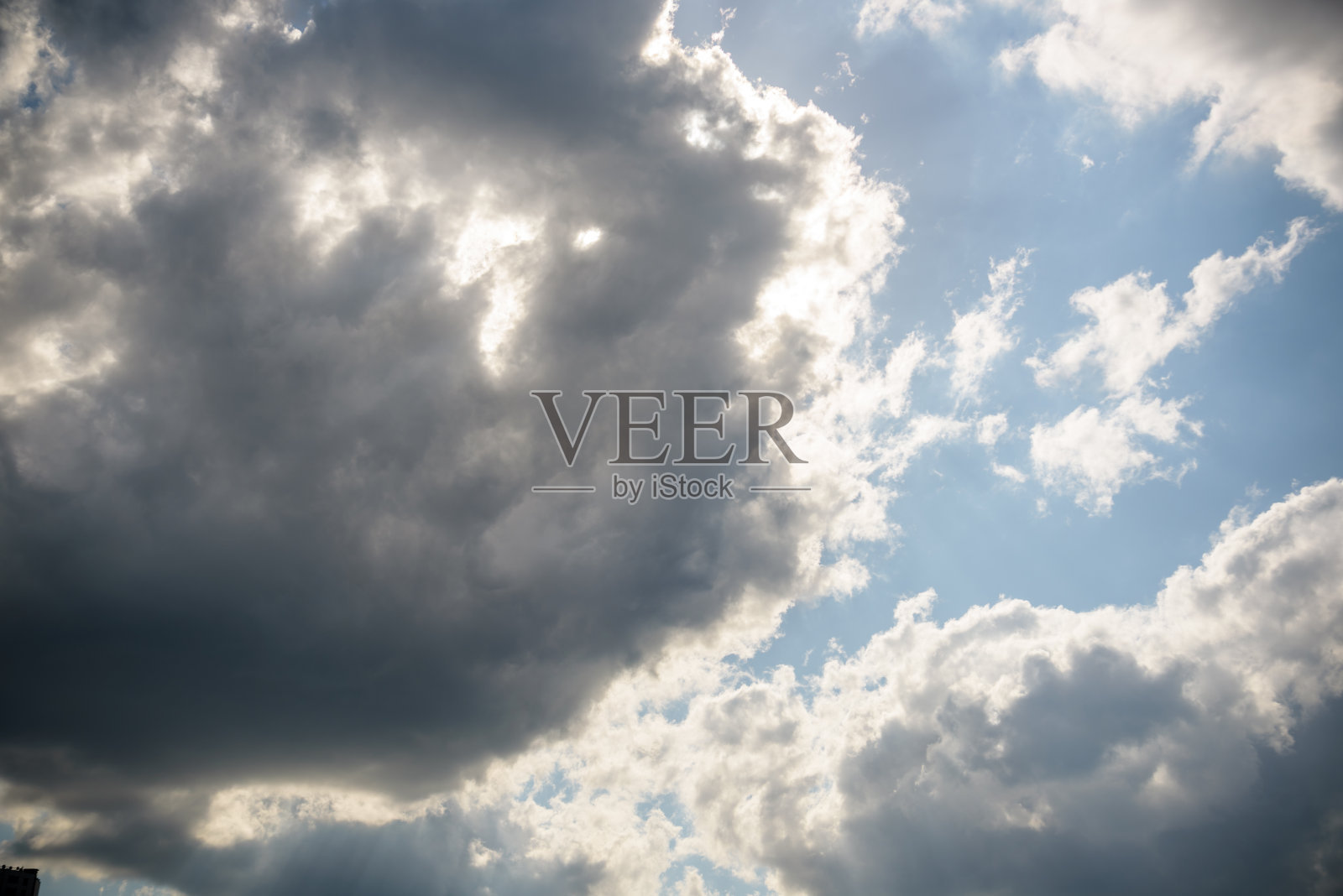 暴风雨前天空多云。黑暗的不祥的云彩照片摄影图片