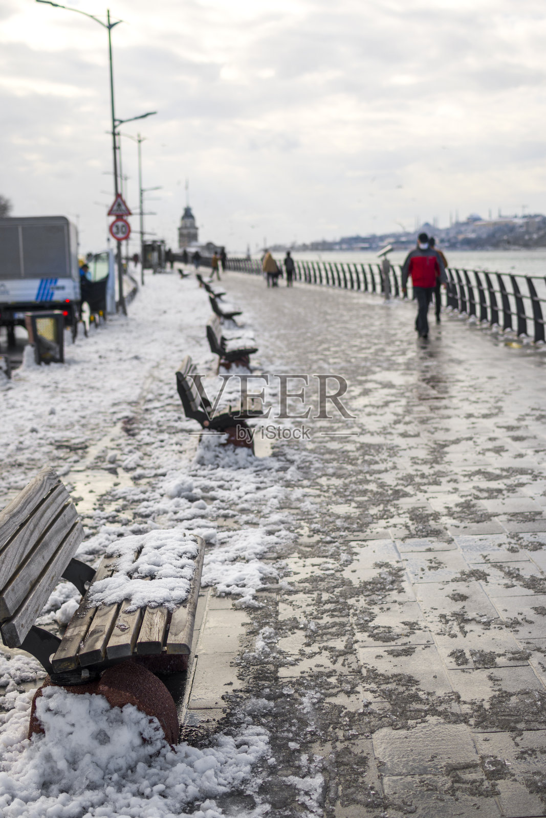 美丽的Kiz Kulesi-Uskudar在伊斯坦布尔的雪天照片摄影图片