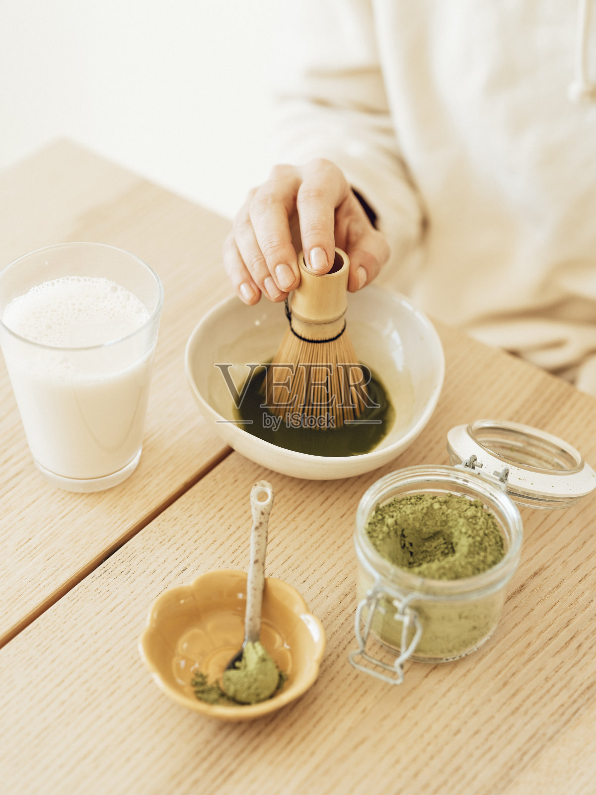 女子在厨房茶道制作抹茶照片摄影图片