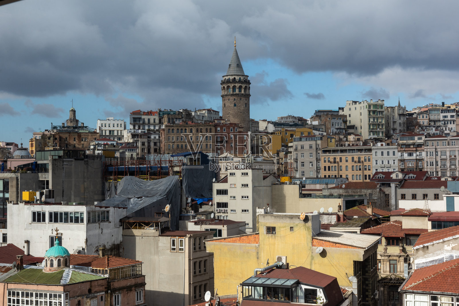 Beyoglu区历史建筑和加拉塔塔。照片摄影图片