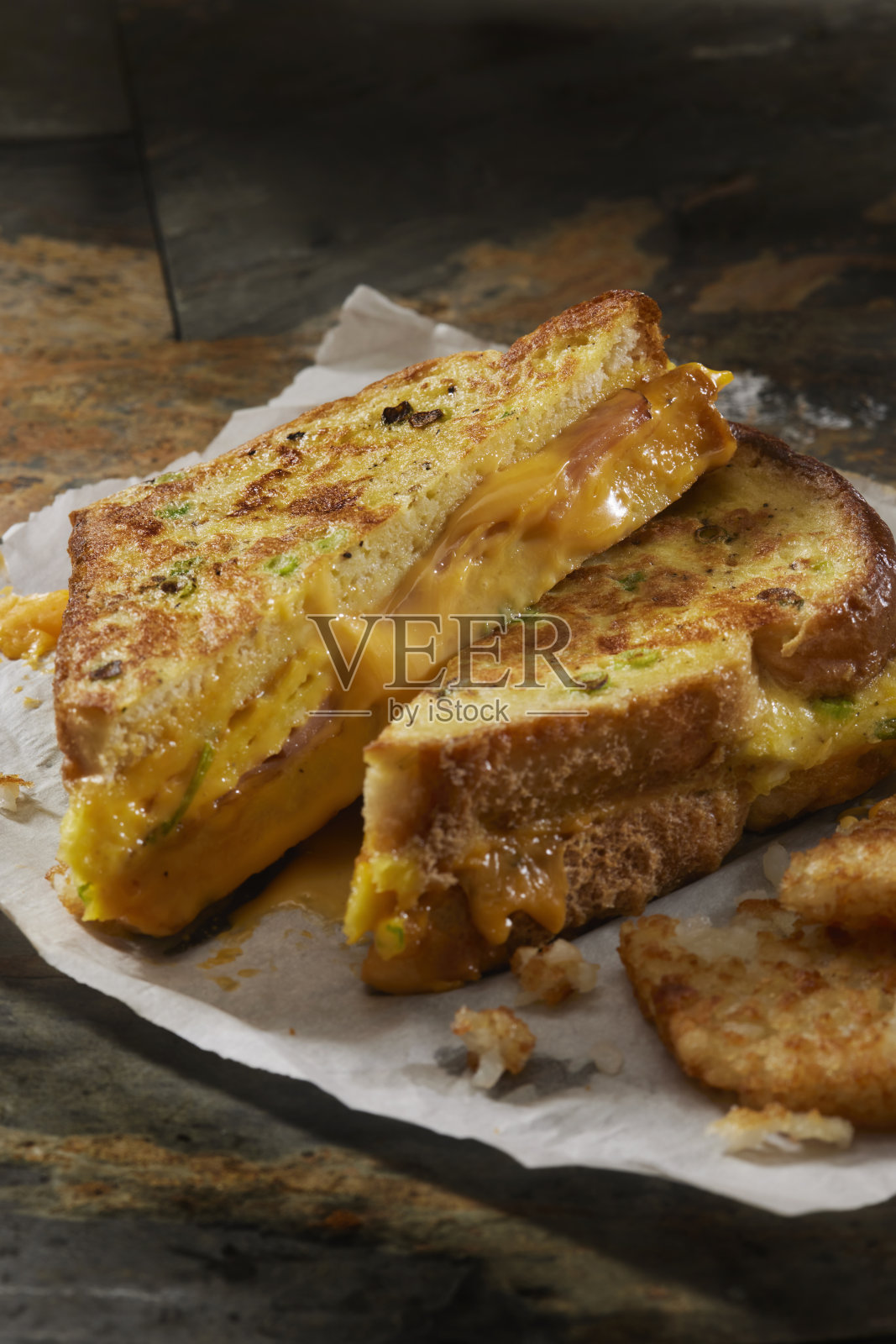 法式吐司煎蛋卷三明治照片摄影图片