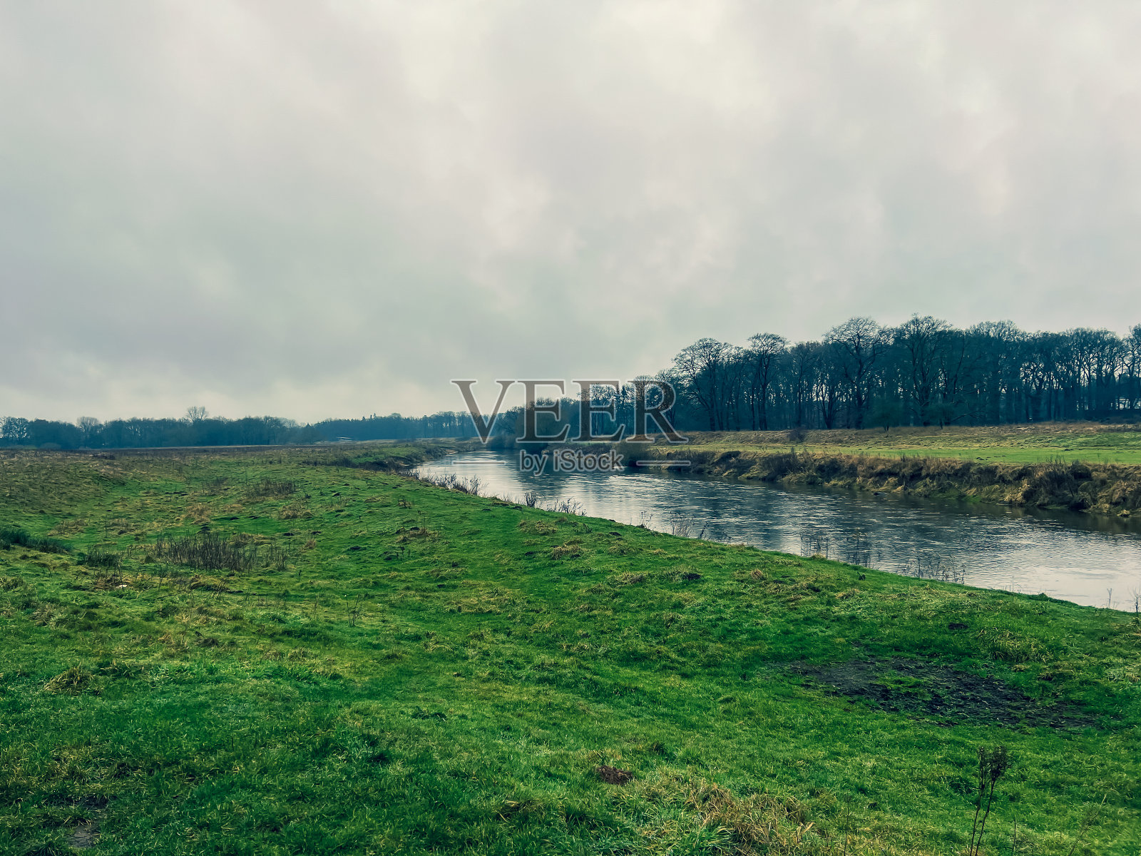 这条名为“Ems”的河位于德国临根市附近，天气多雨。照片摄影图片