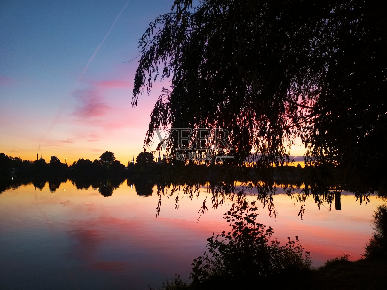 日落。大自然。河流。树。美照片摄影图片