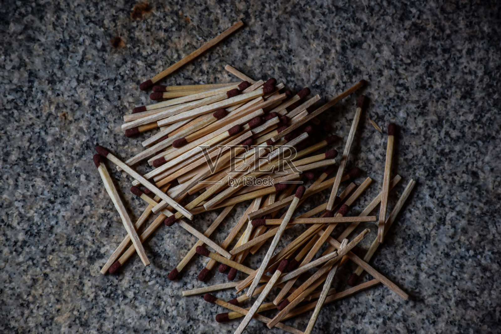 在自然光下，地板上堆放着一堆小木棍。这张照片拍摄于印度卡纳塔克邦的班加罗尔。关注对象。照片摄影图片