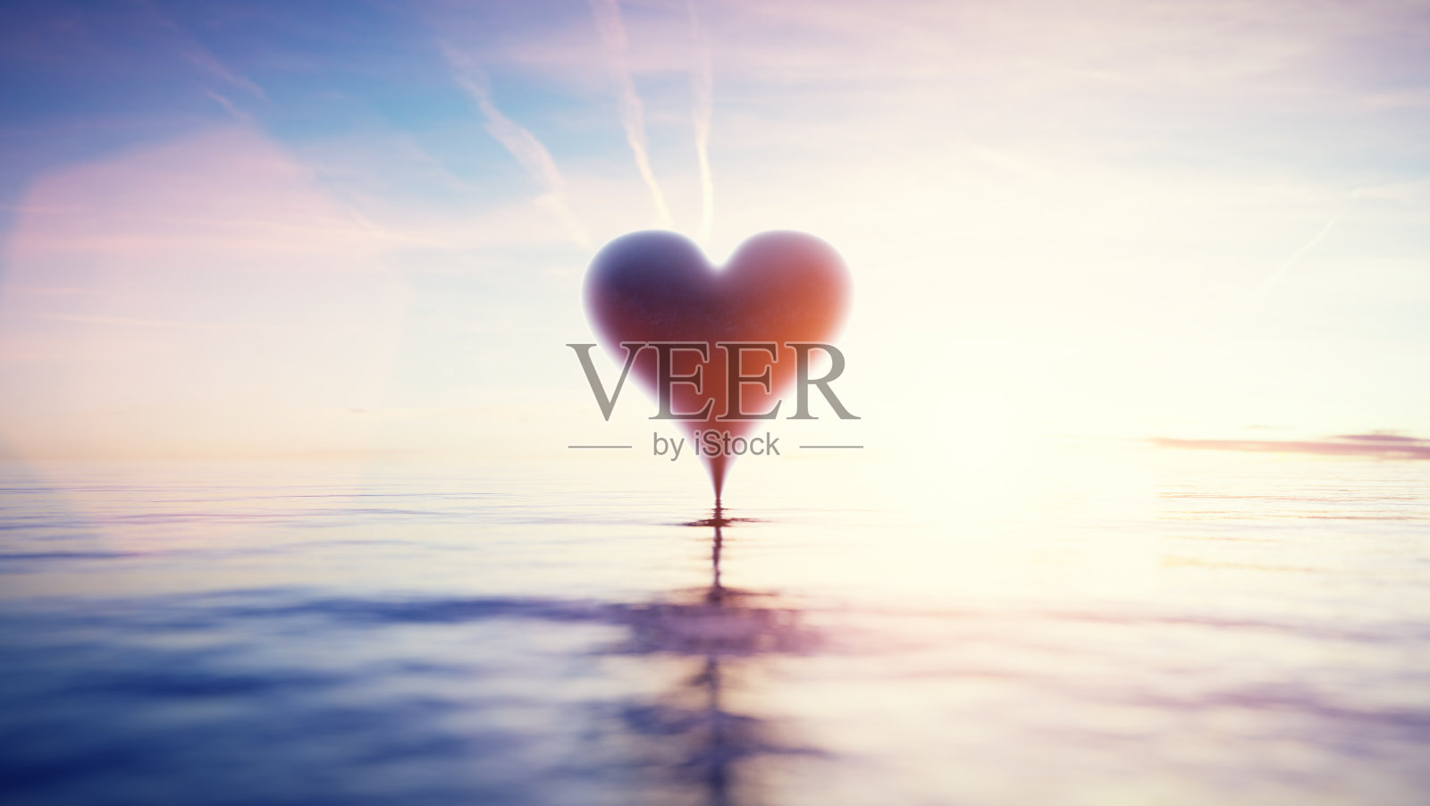 夕阳下水中的心影。情人节照片摄影图片