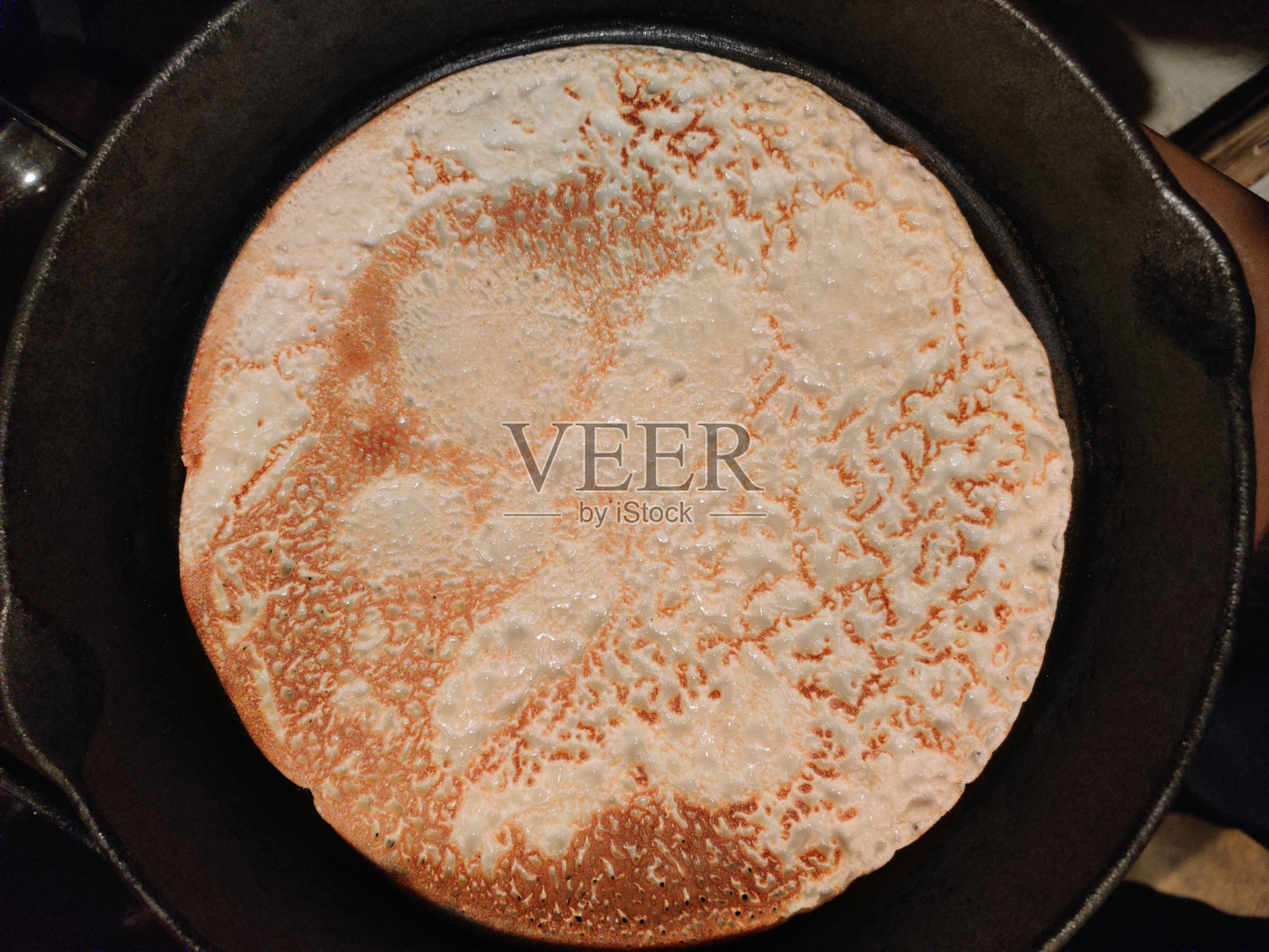 煎锅里的热煎饼，特写，俯视图。照片摄影图片