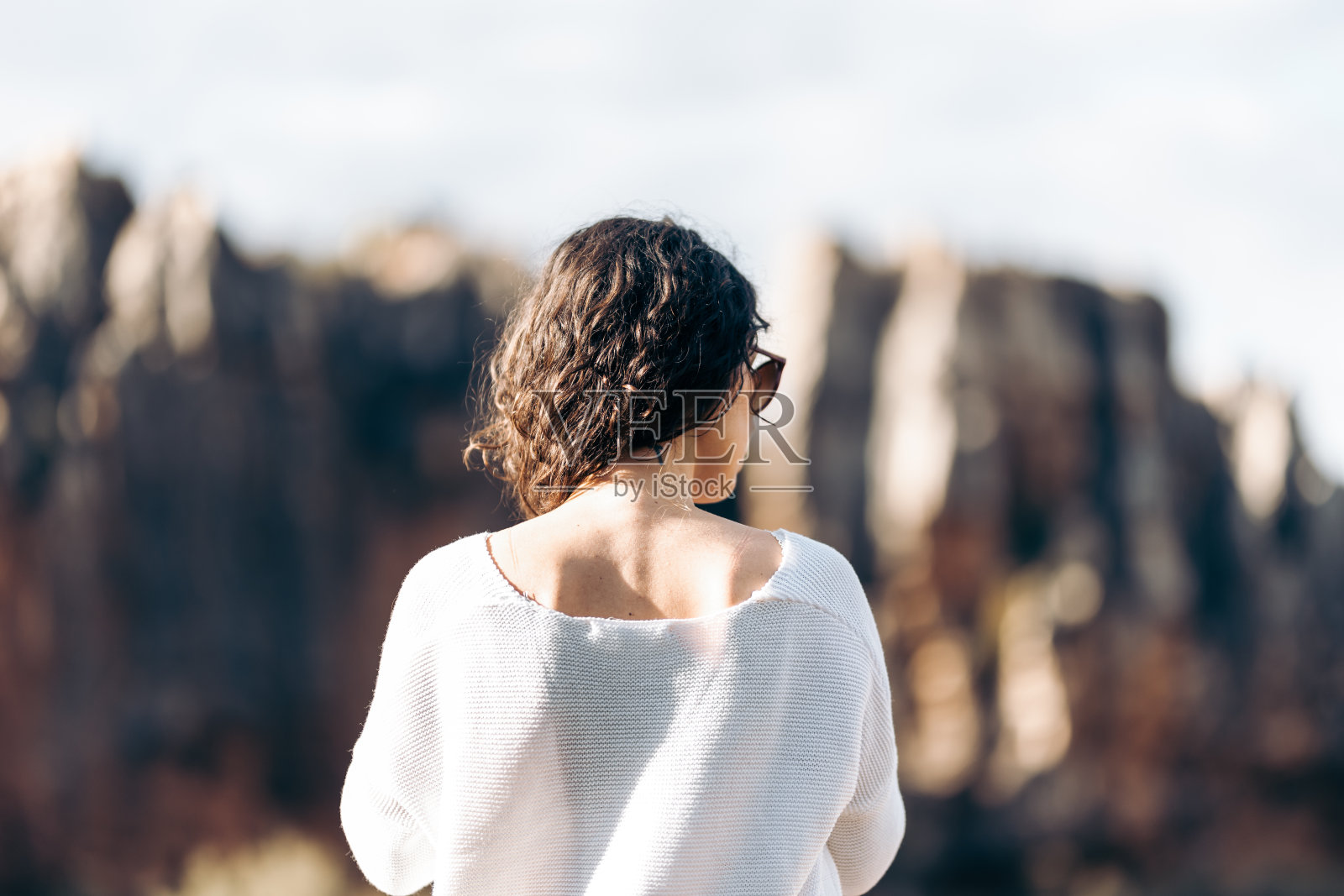 美丽的无法辨认的女人从背后的壮观的自然景观照片摄影图片