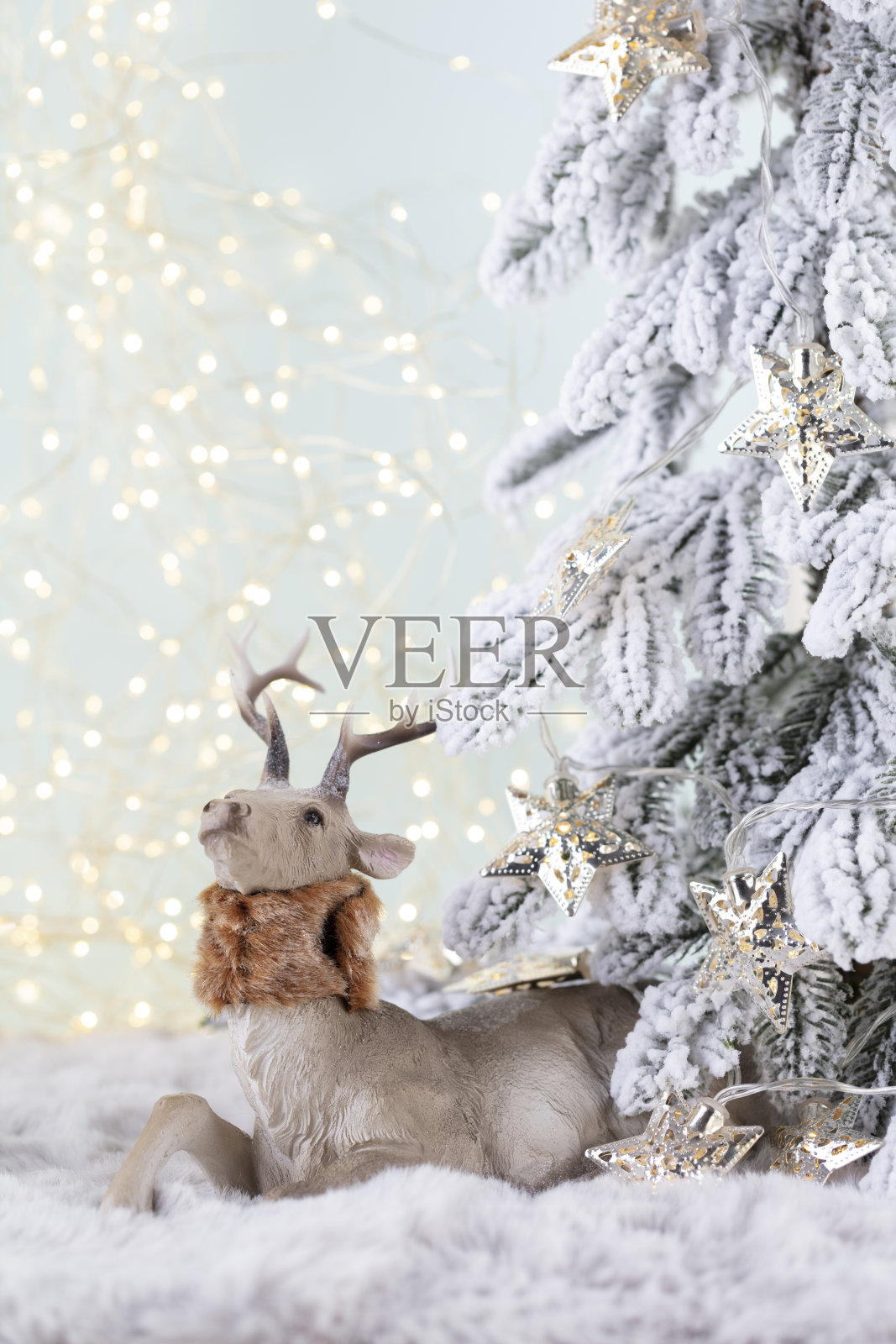 圣诞节和新年的温馨装饰，散景背景。照片摄影图片