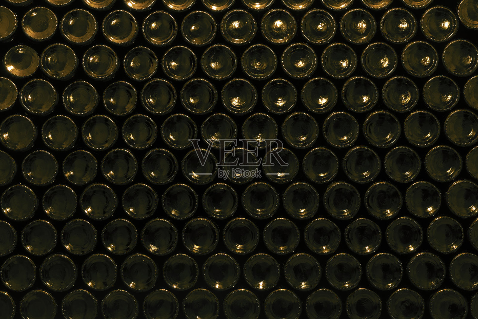 捷克共和国南摩拉维亚，酒窖中堆放的酒瓶区域照片摄影图片