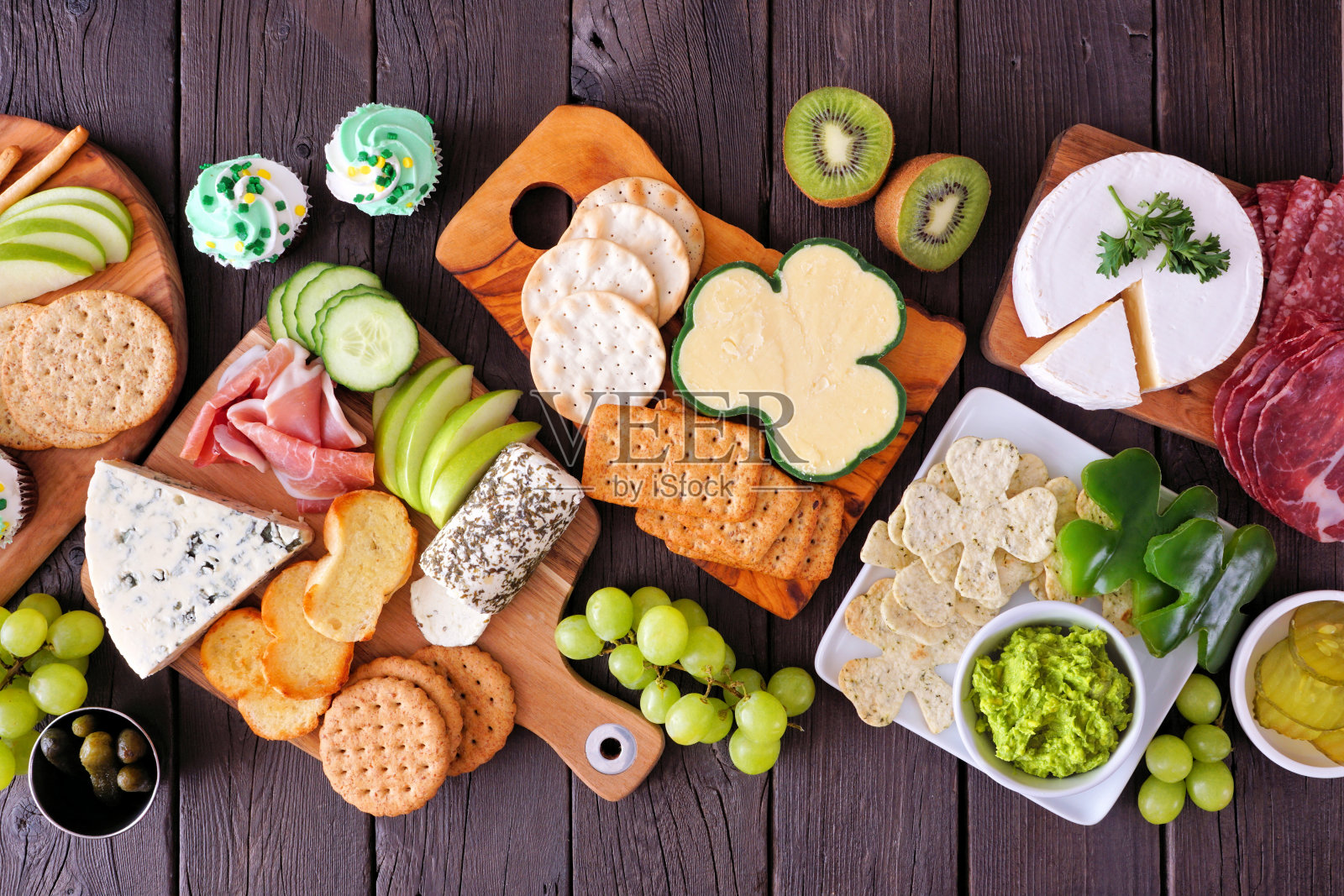 圣帕特里克节的熟食上面的视图表场景在木头上照片摄影图片