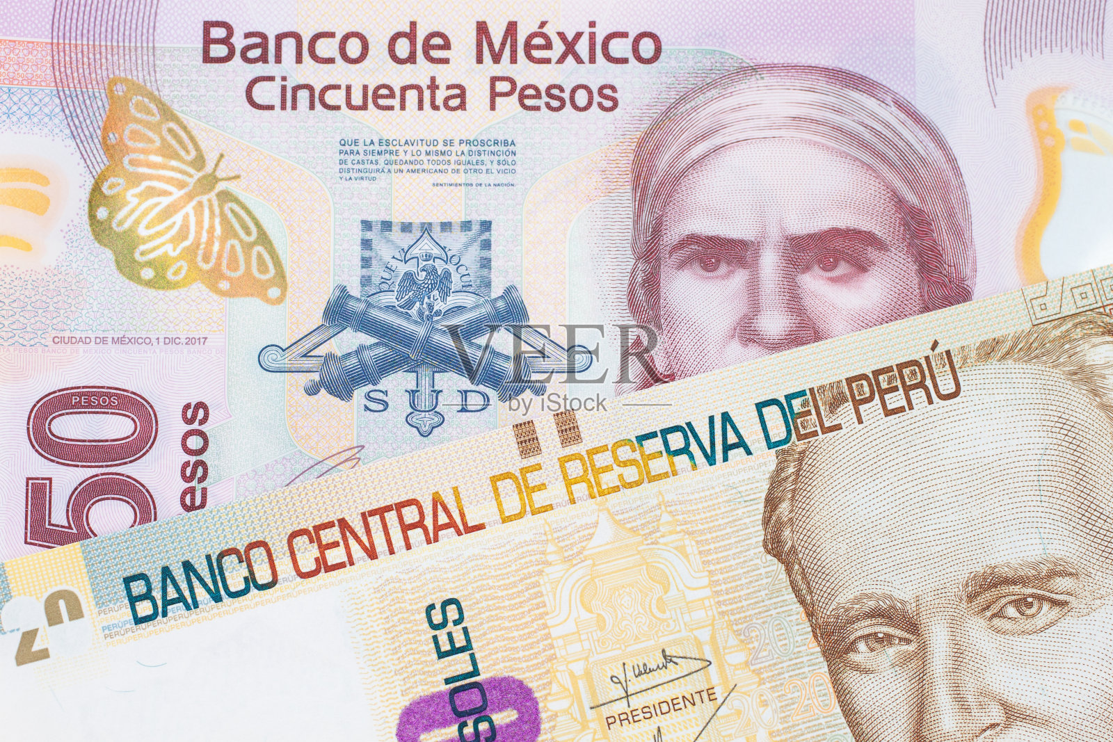 一张来自墨西哥的粉色塑料五十比索纸币，搭配一张来自秘鲁的米色二十索尔纸币。照片摄影图片