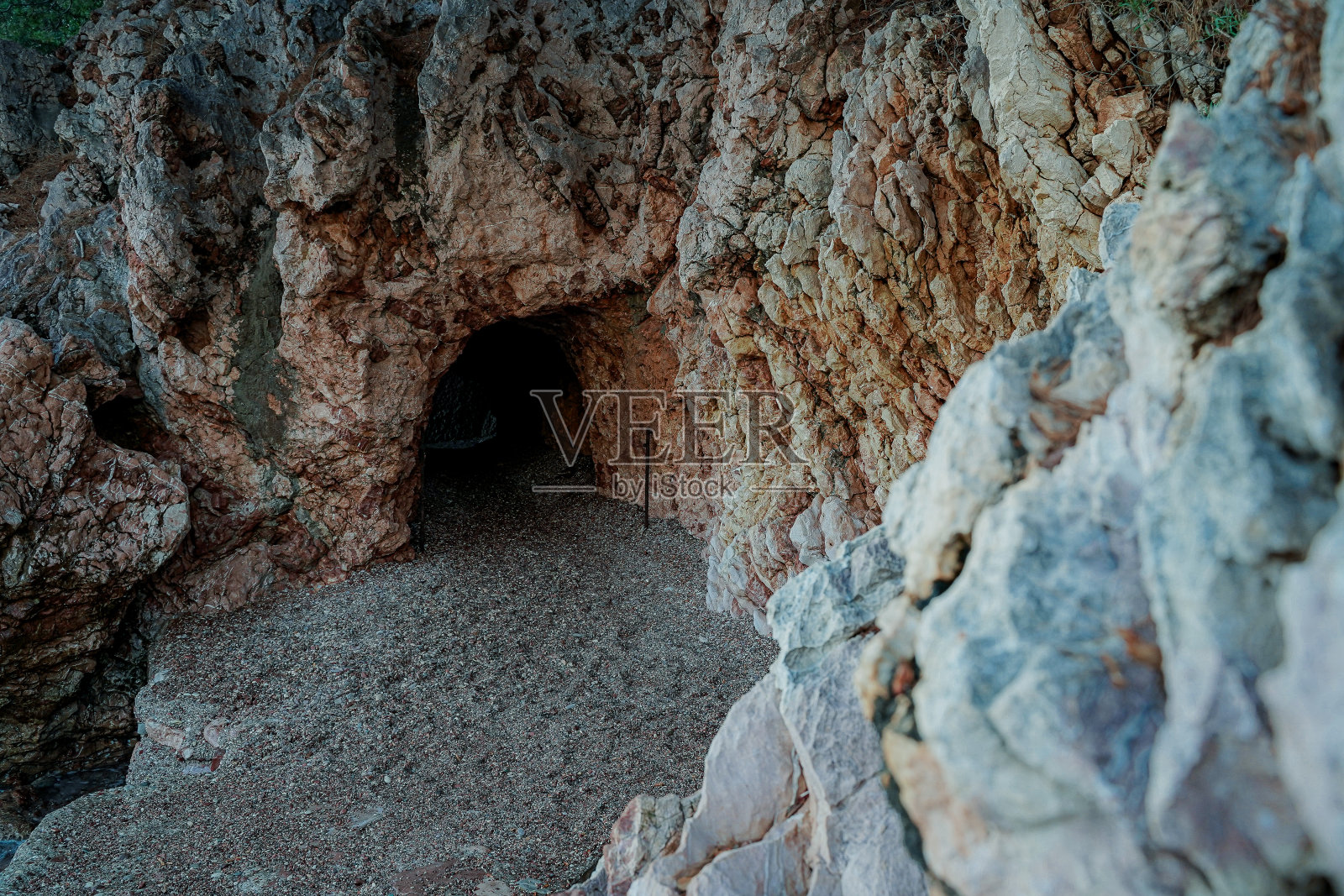 洞穴。有洞穴的岩石。照片摄影图片