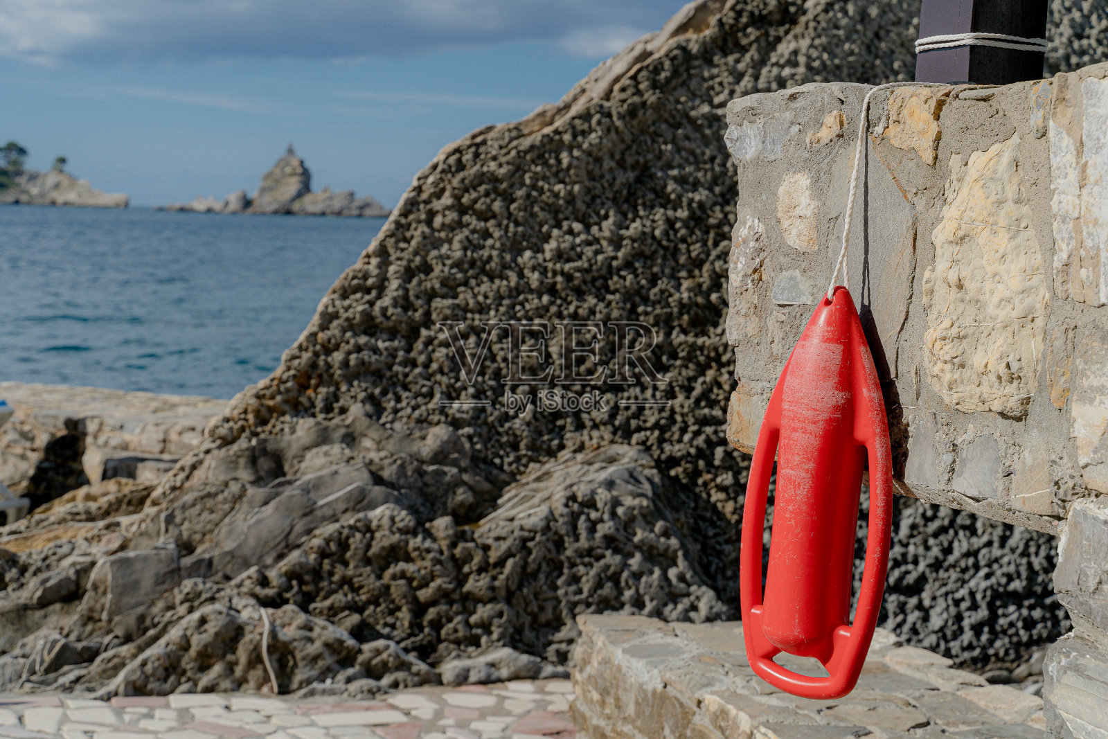 救援浮动。救生艇挂在墙上。照片摄影图片
