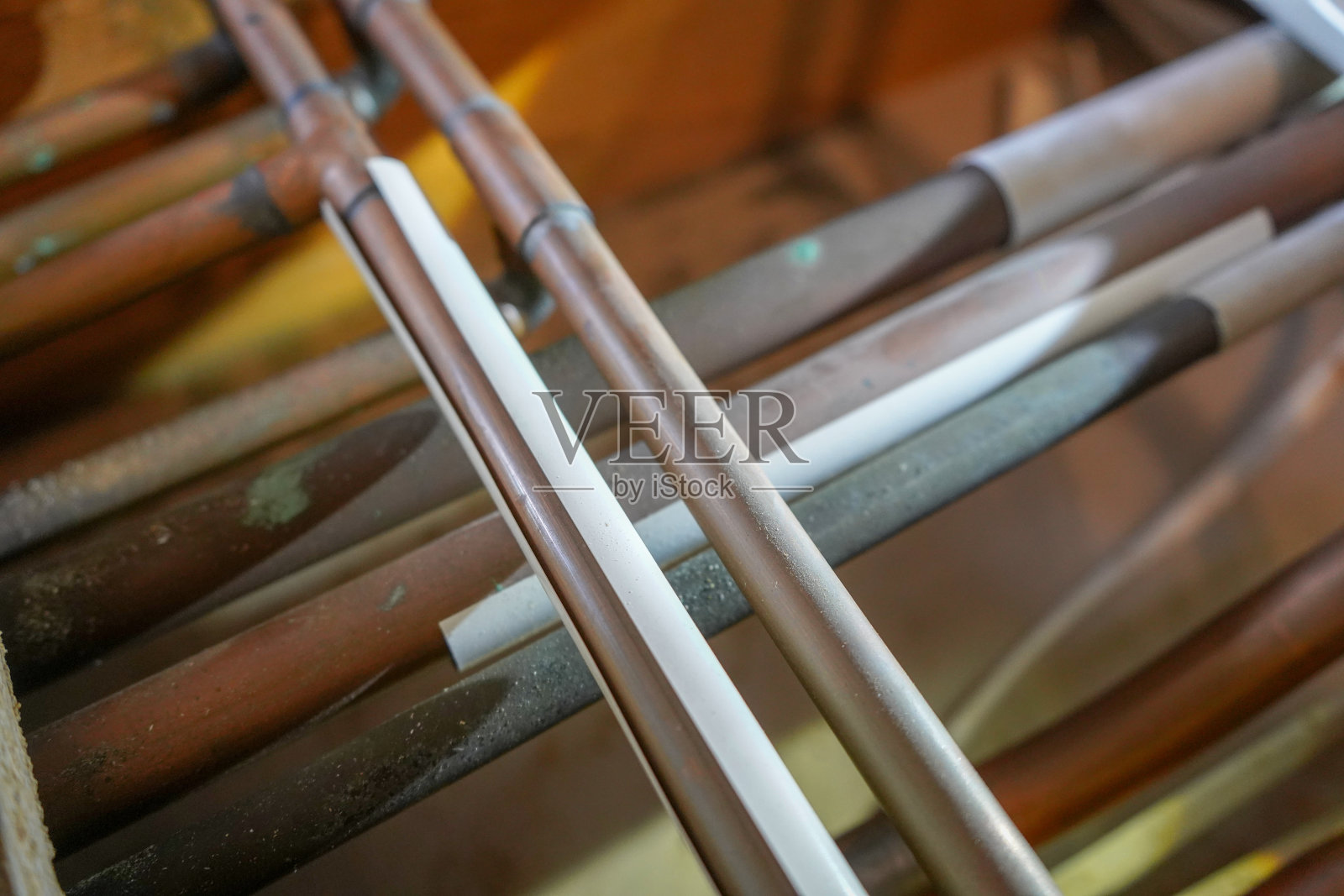 房子里的地下铜质水管照片摄影图片