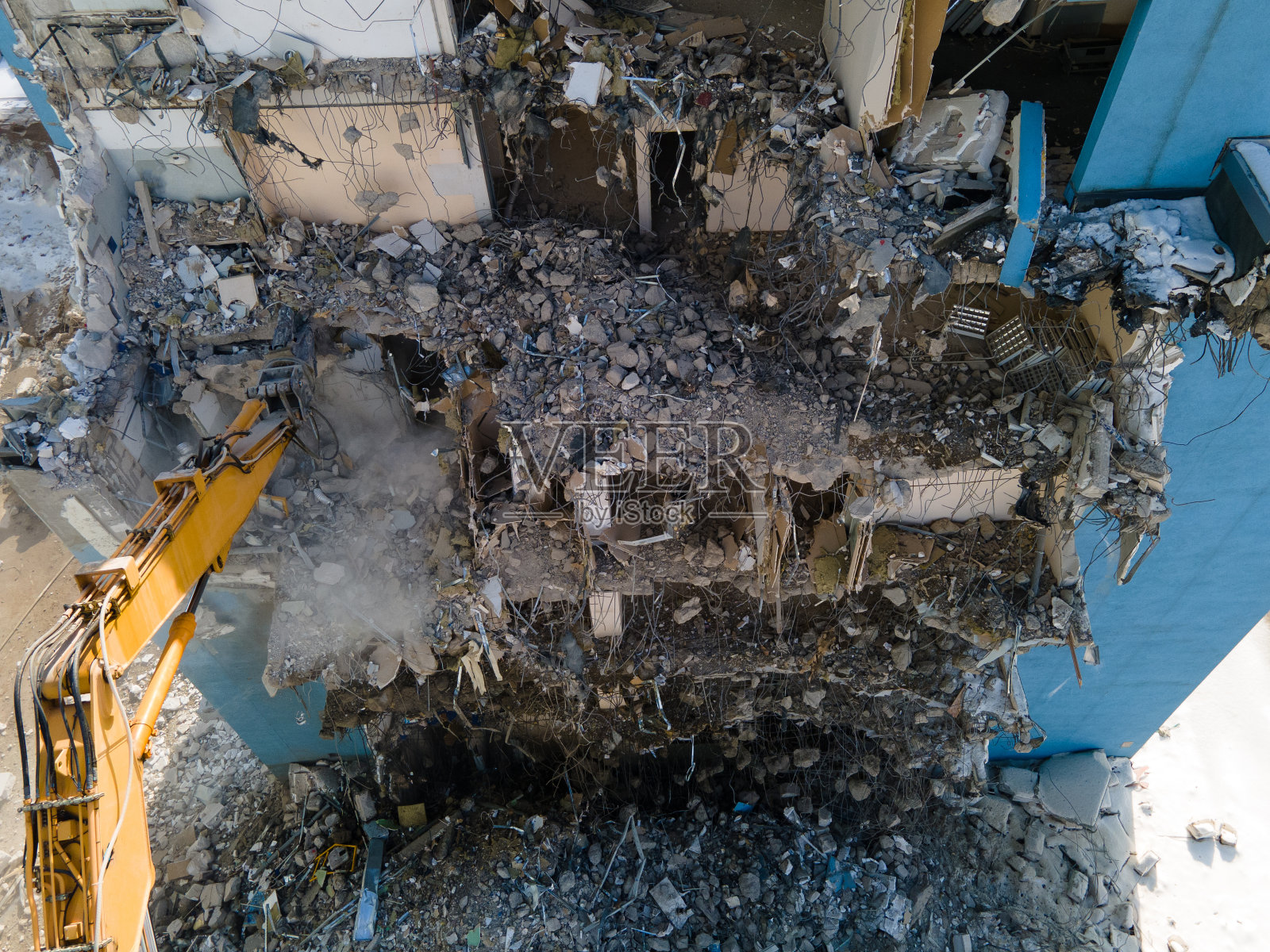 带液压剪切机的挖掘机在工作照片摄影图片