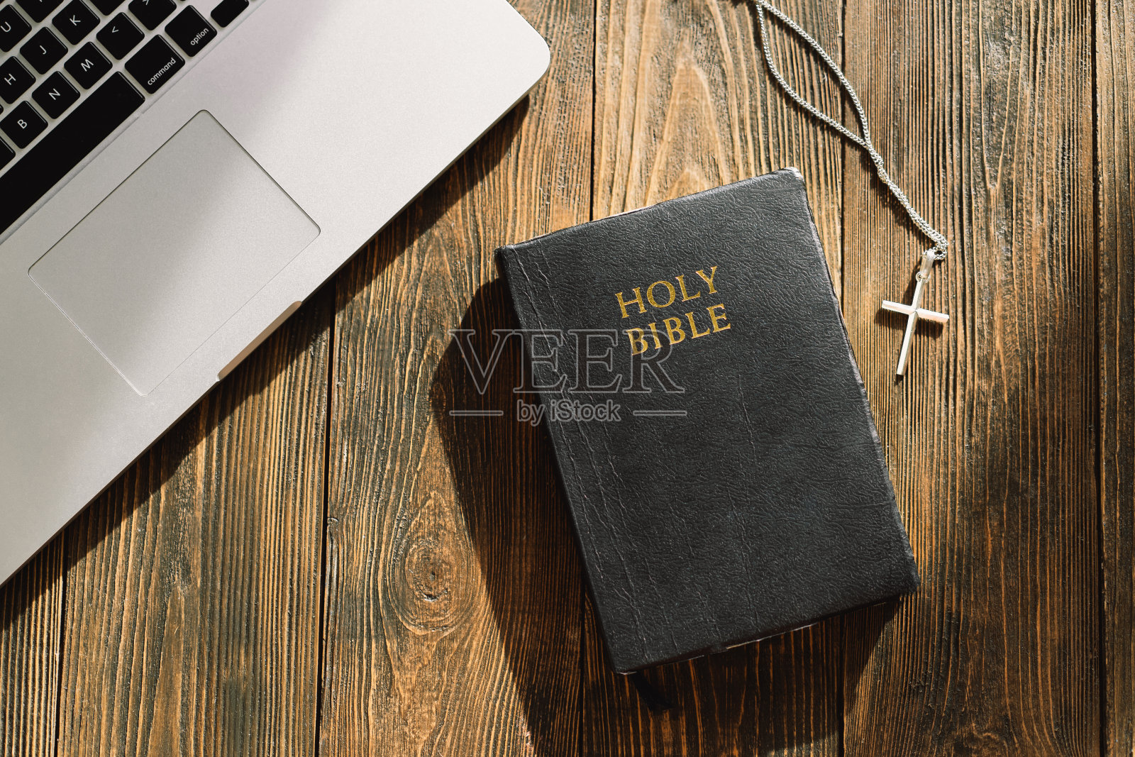 学习网上圣经崇拜的概念。网上教会周日新常态概念。圣经，手机，耳塞，木头背景。照片摄影图片