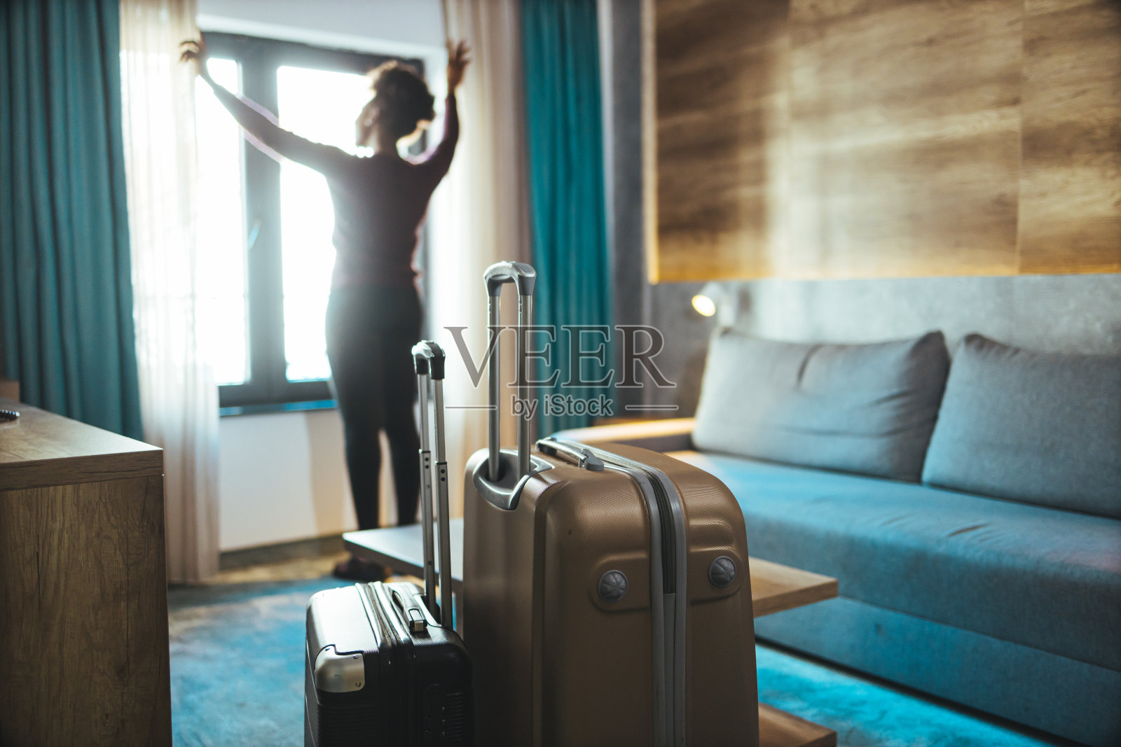 非洲女性游客寻找美丽的自然景观。照片摄影图片