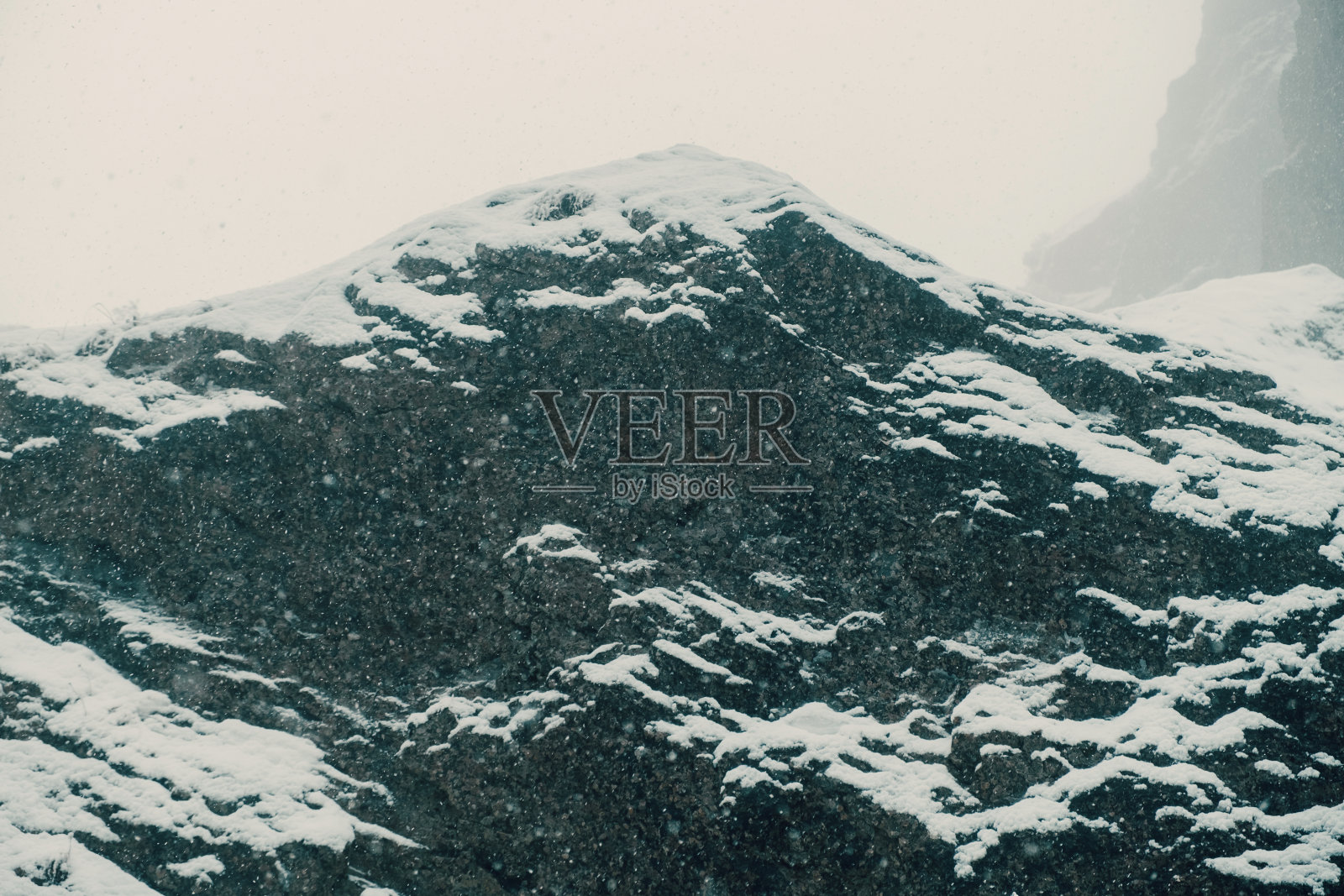 照片上的一座美丽的山就像一块岩石，代表了人生的起伏。照片摄影图片