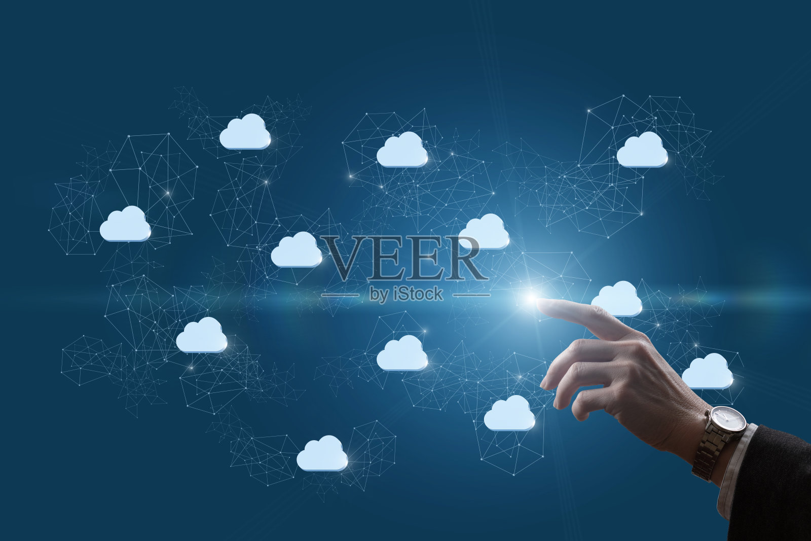 在互联网上使用云计算工作的概念。照片摄影图片