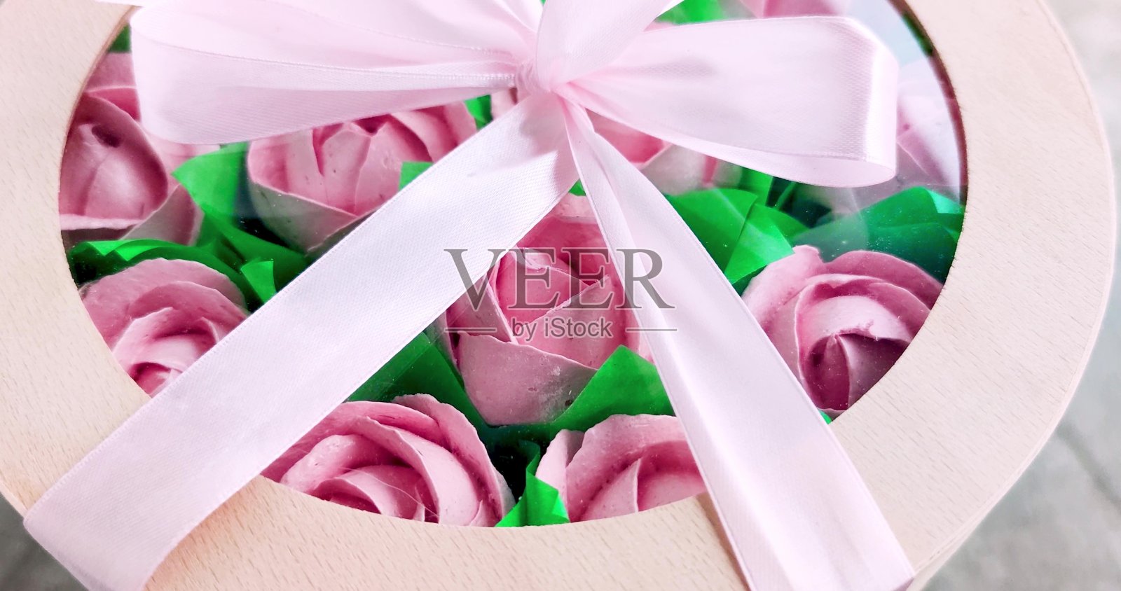 玫瑰形状的甜棉花糖。节日的甜点。照片摄影图片