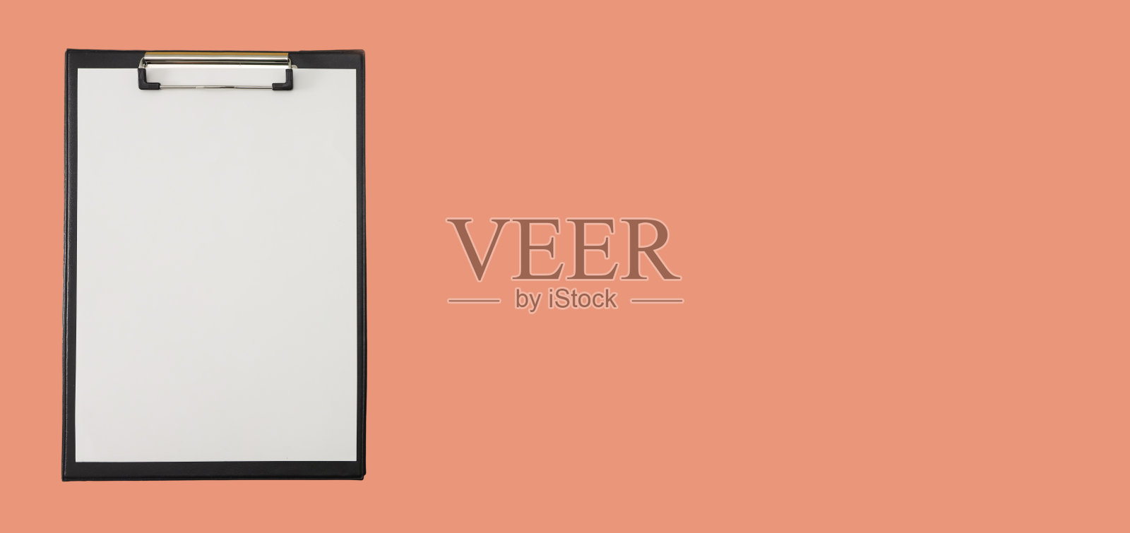 黑色剪贴板与空白白纸附在橙色背景。照片摄影图片