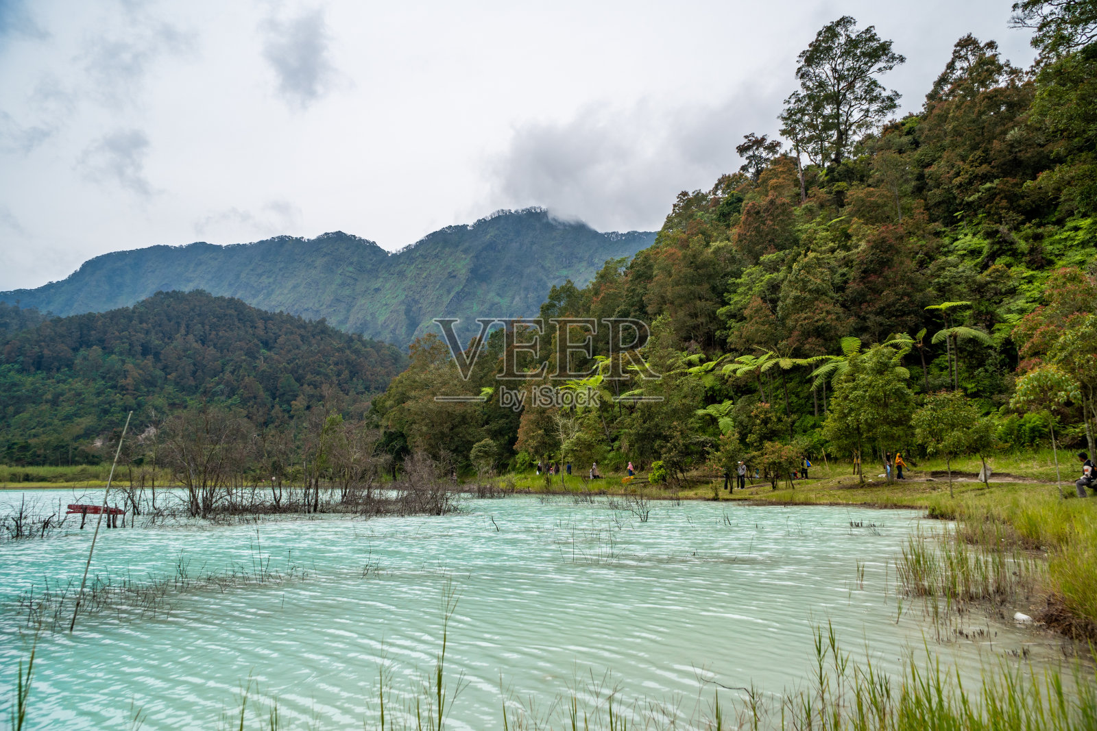 碧蓝的湖和自然的青山照片摄影图片