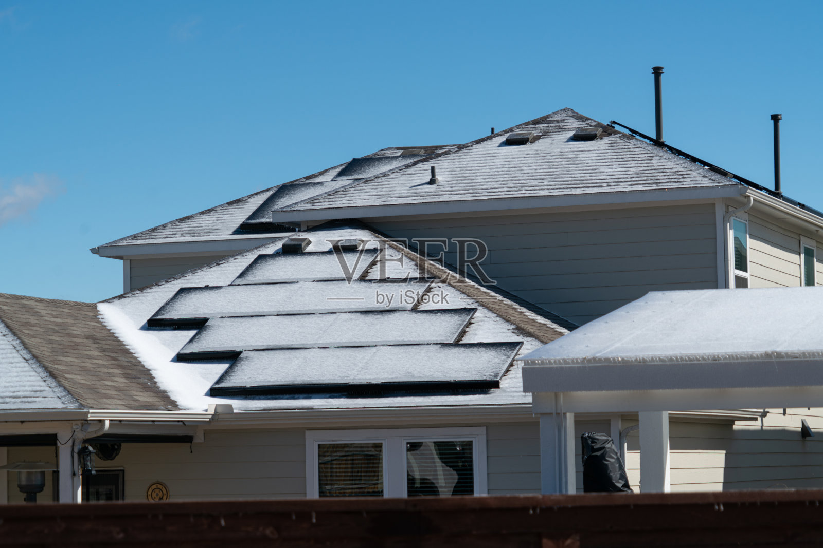 覆盖着冰雪的太阳能电池板照片摄影图片