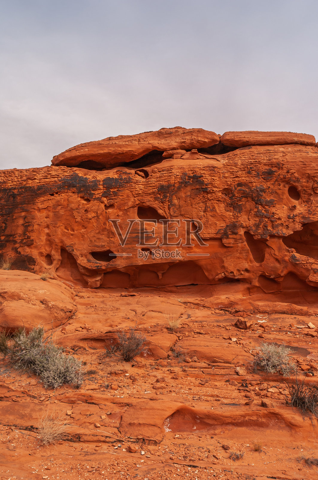 红色岩石悬崖与洞穴，火谷，内华达州，美国照片摄影图片