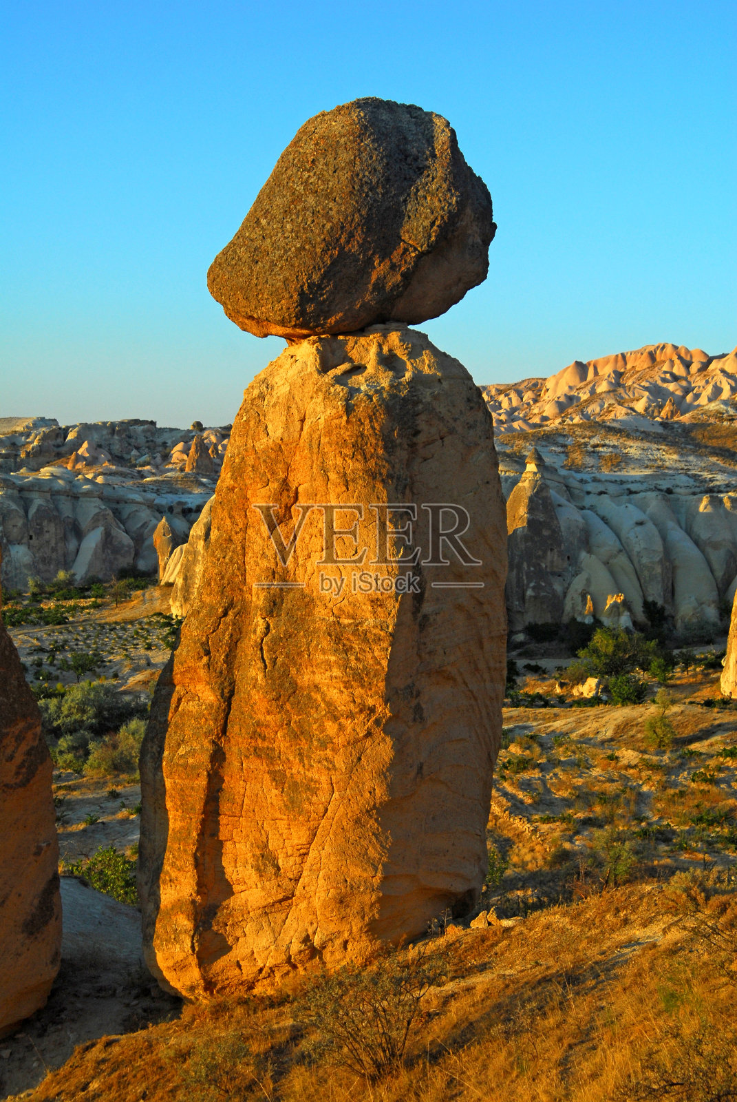 Çavuşin村附近的仙女烟囱照片摄影图片