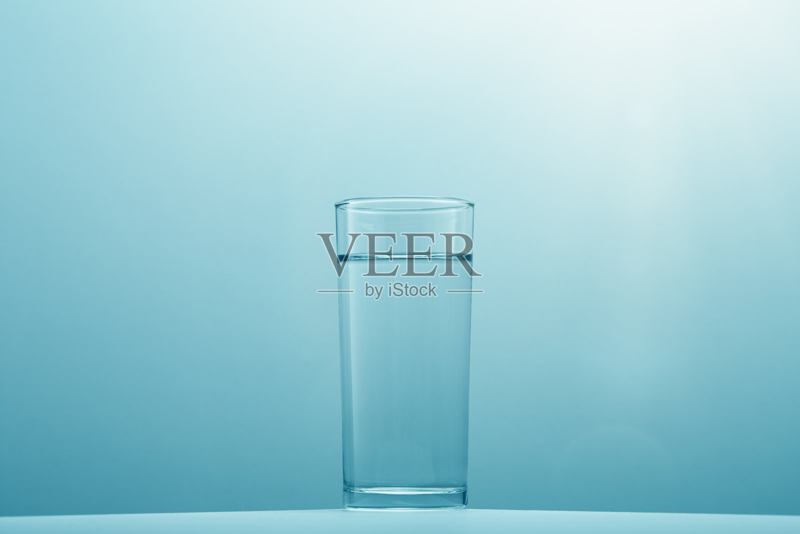 在白色的背景上放一杯干净的饮用水照片摄影图片