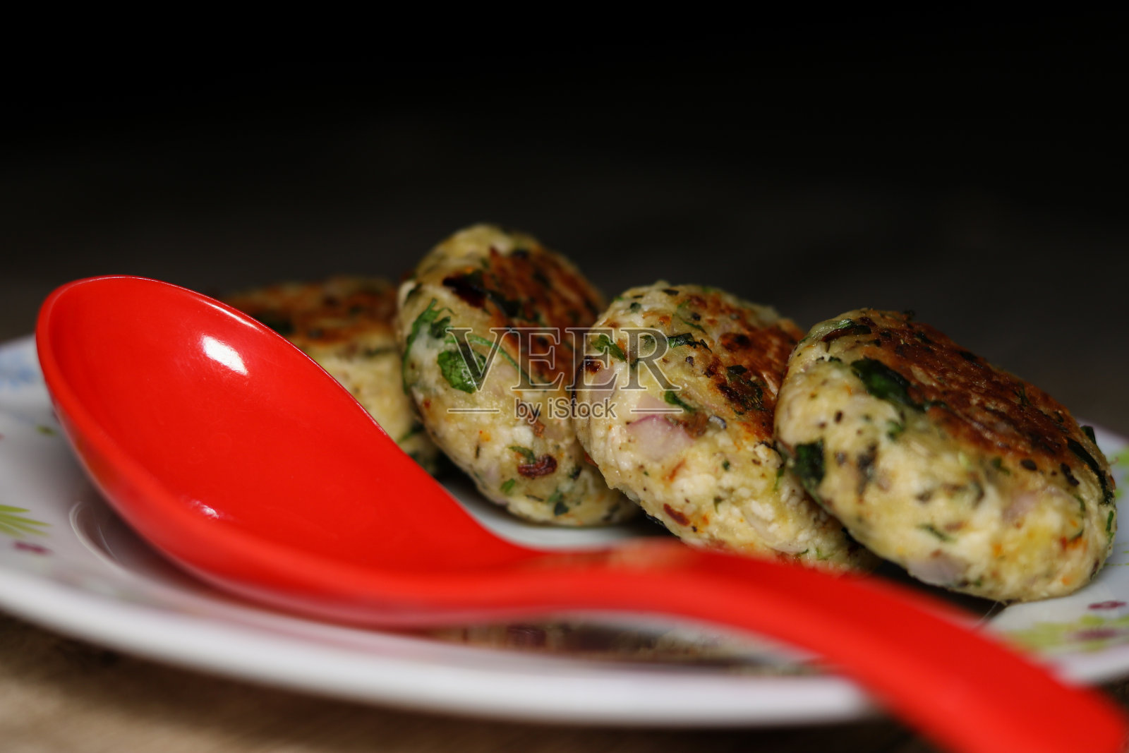 健康的印度肉排盛在盘子里照片摄影图片