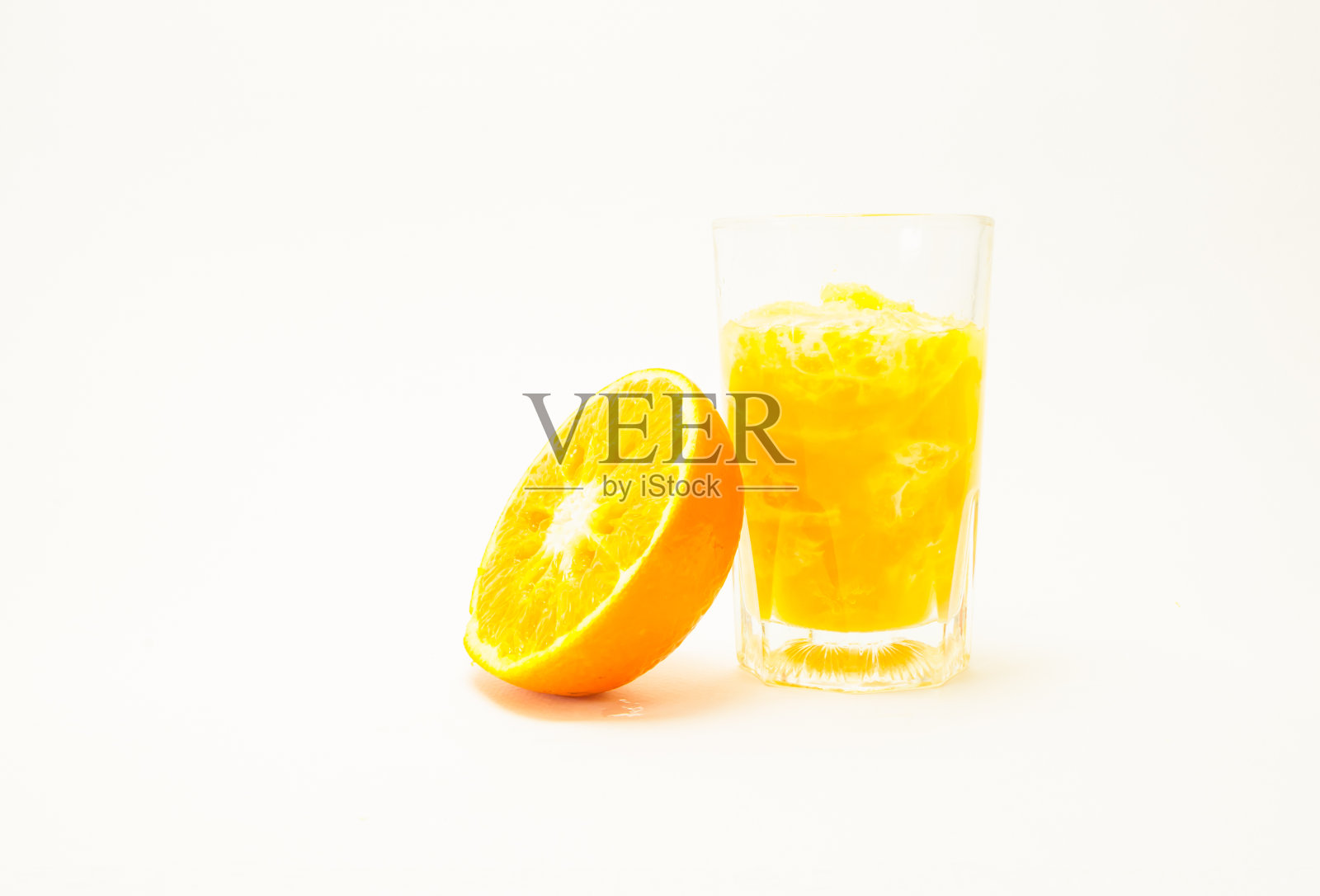 橙色水果片。白色背景上的黄色水果。少喝甜果汁。富含维生素和健康的水果。专注于具体的问题。概念与健康，文字空间照片摄影图片